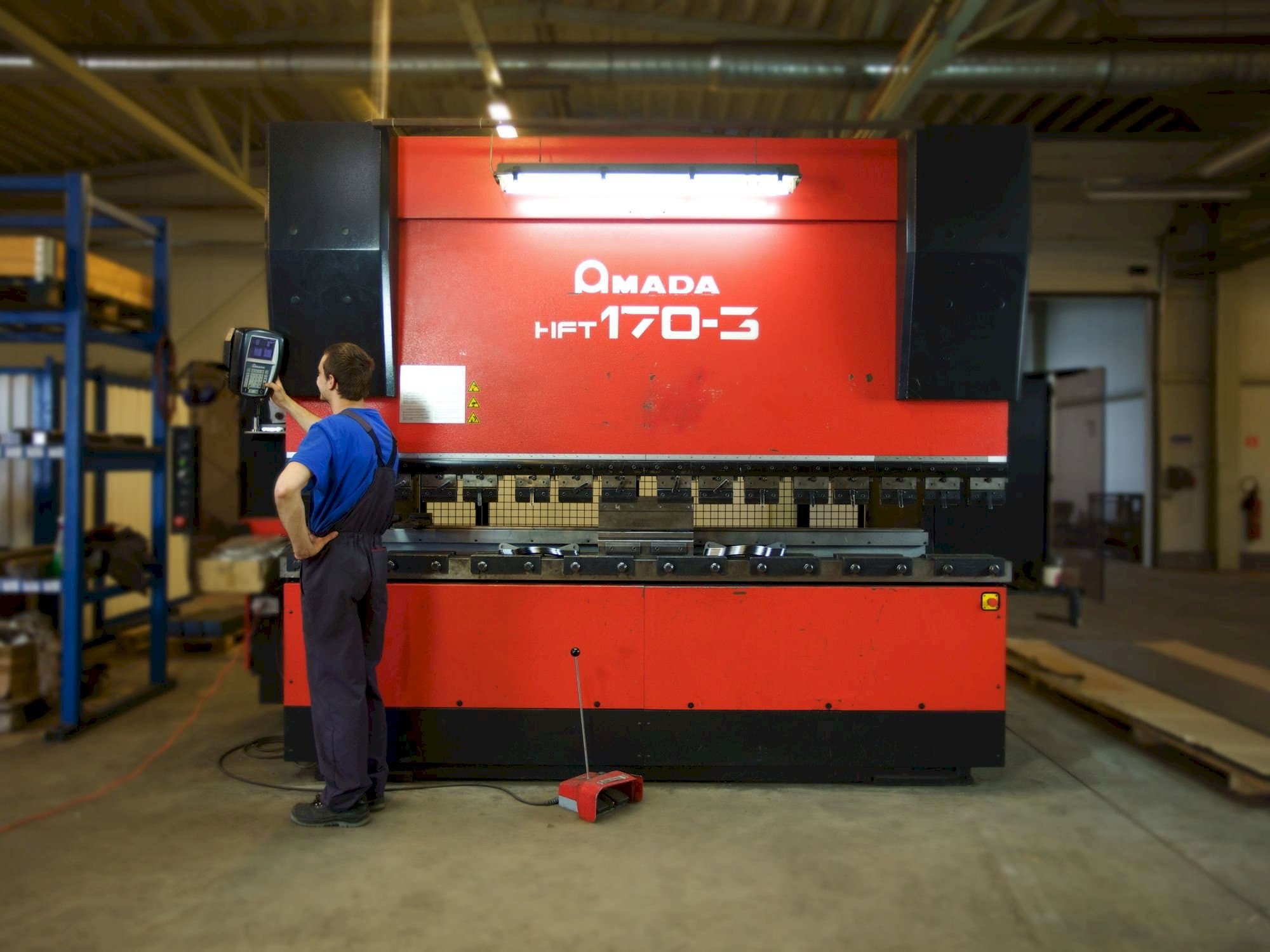 Vista Frontal da AMADA HFT 170-3 máquina