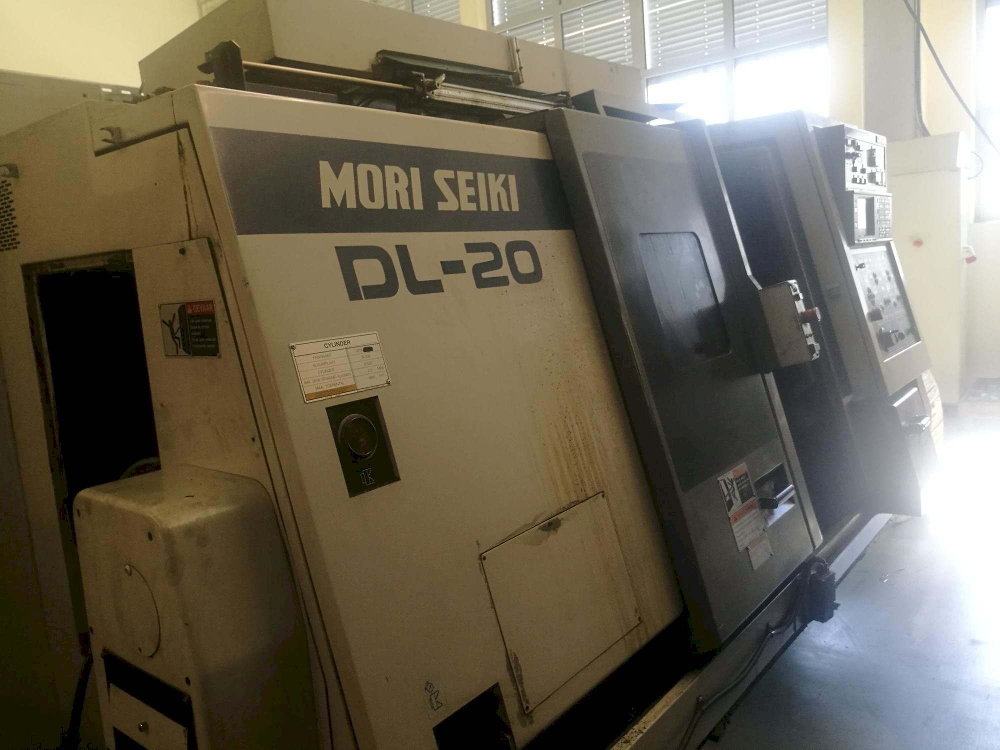 Vista Lateral Esquerda da MORI SEIKI DL 20 MC máquina