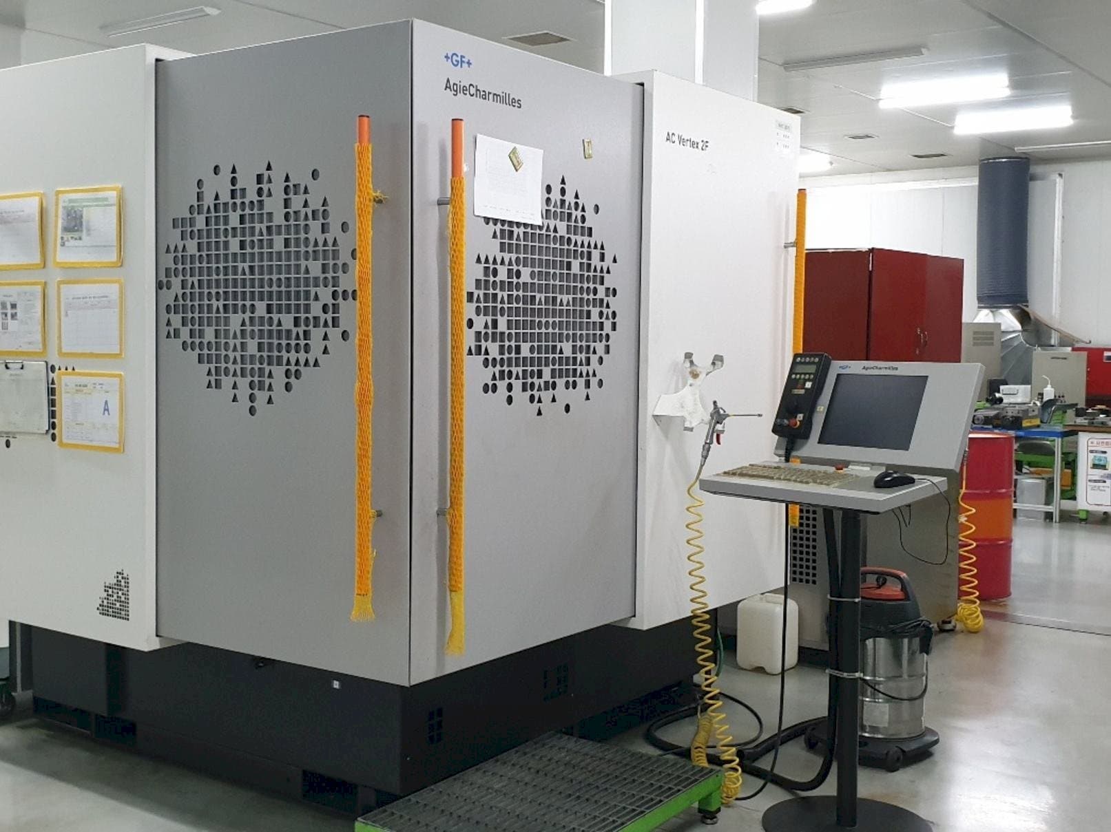 Vista Frontal da AgieCharmilles AC VERTEX 2F máquina