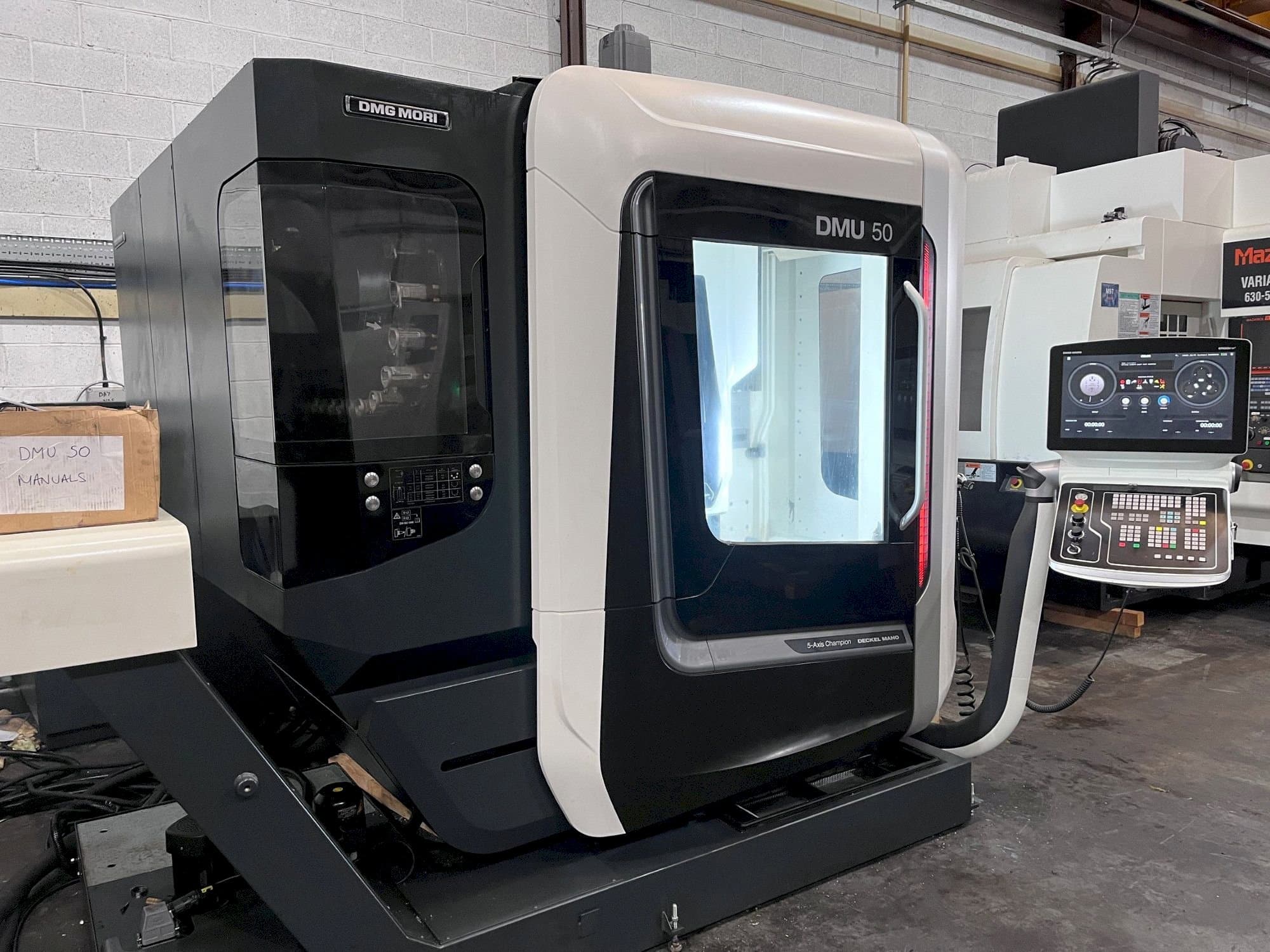 Vista Frontal da DMG DMU 50 máquina