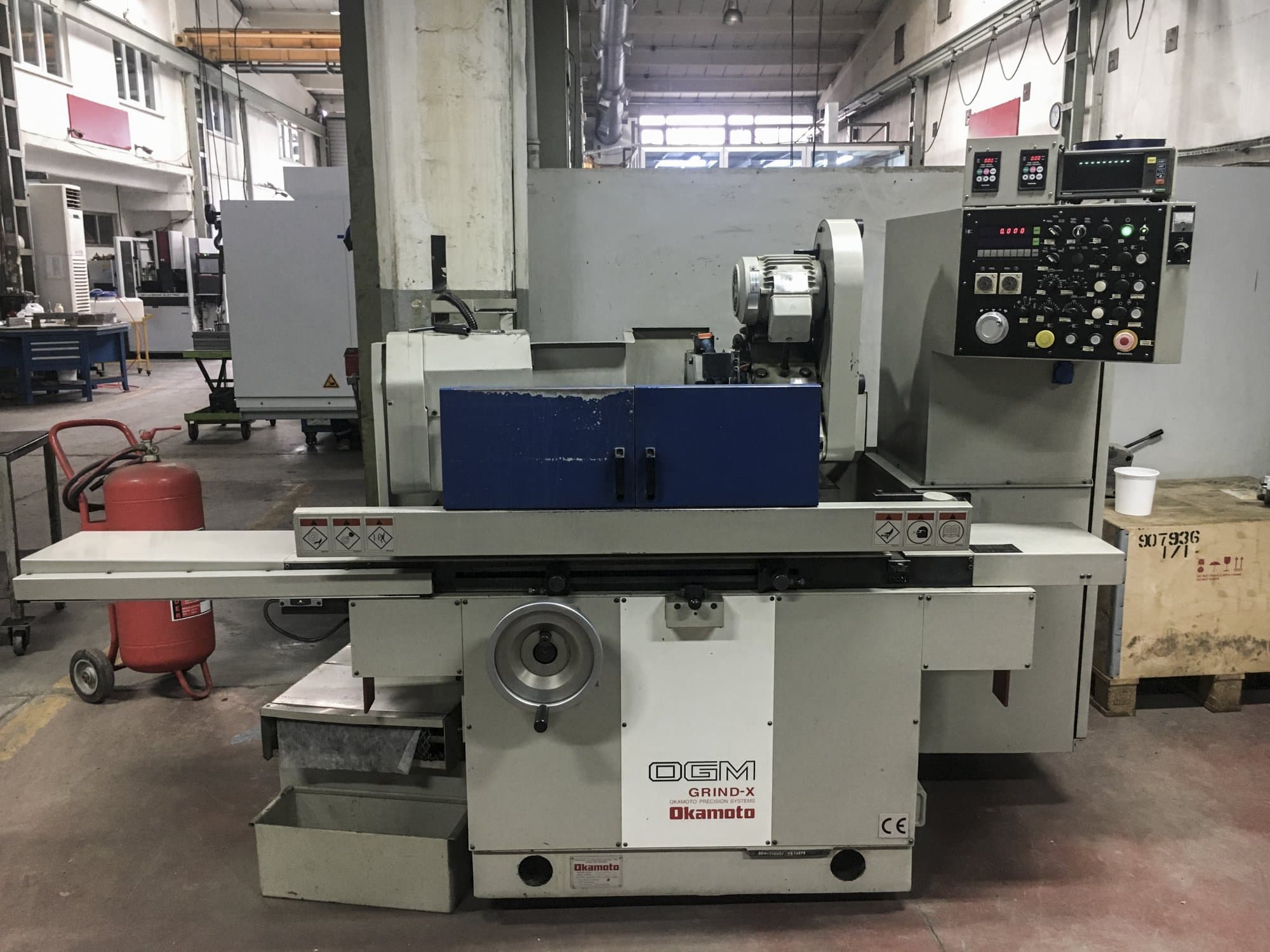 Vista Frontal  da OKAMOTO OGM-250UDX  máquina