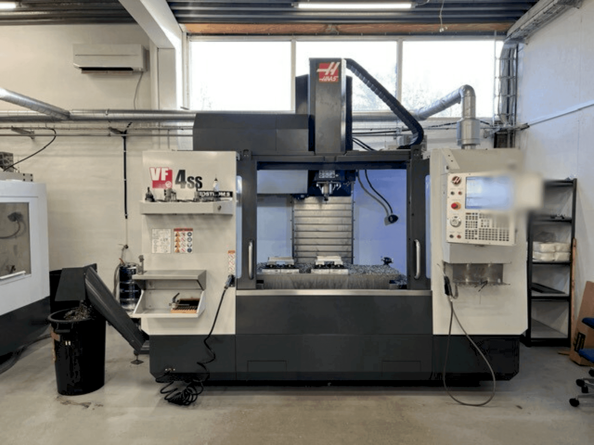 Vista Frontal da HAAS VF-4SS máquina