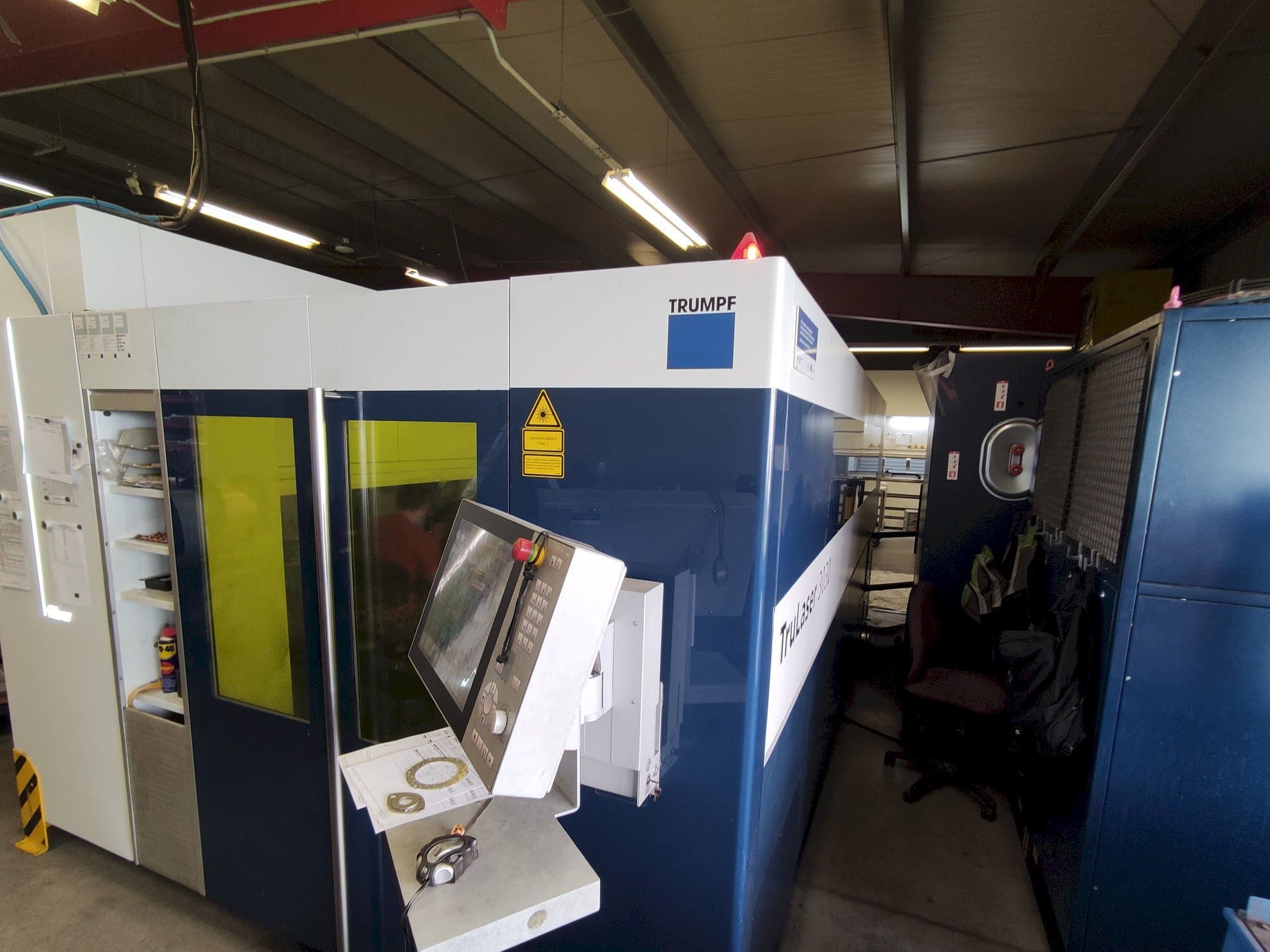 Vista Frontal  da Trumpf TruLaser 3030 Fiber  máquina