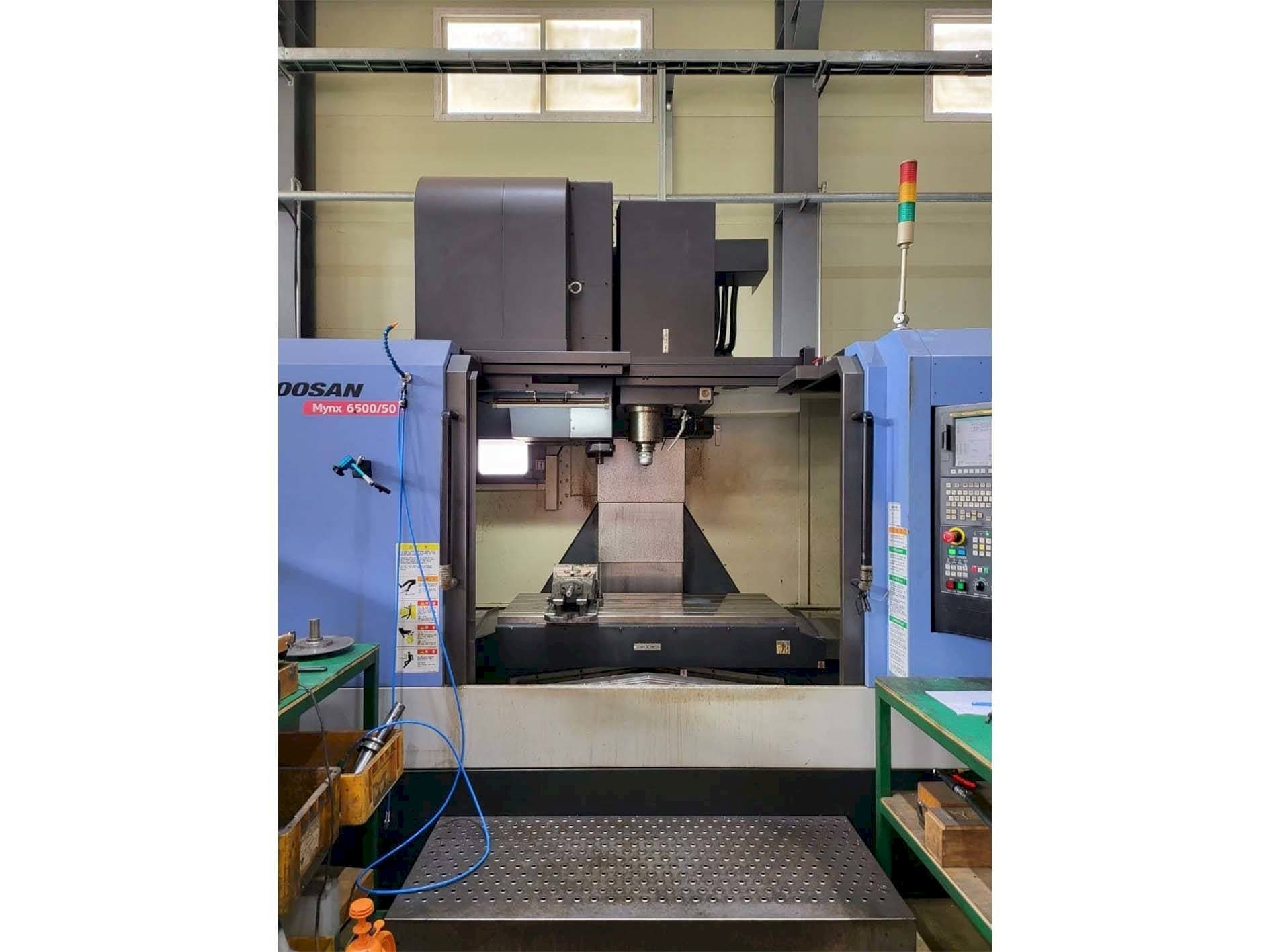 Vista Frontal da Doosan MYNX 6500/50 máquina