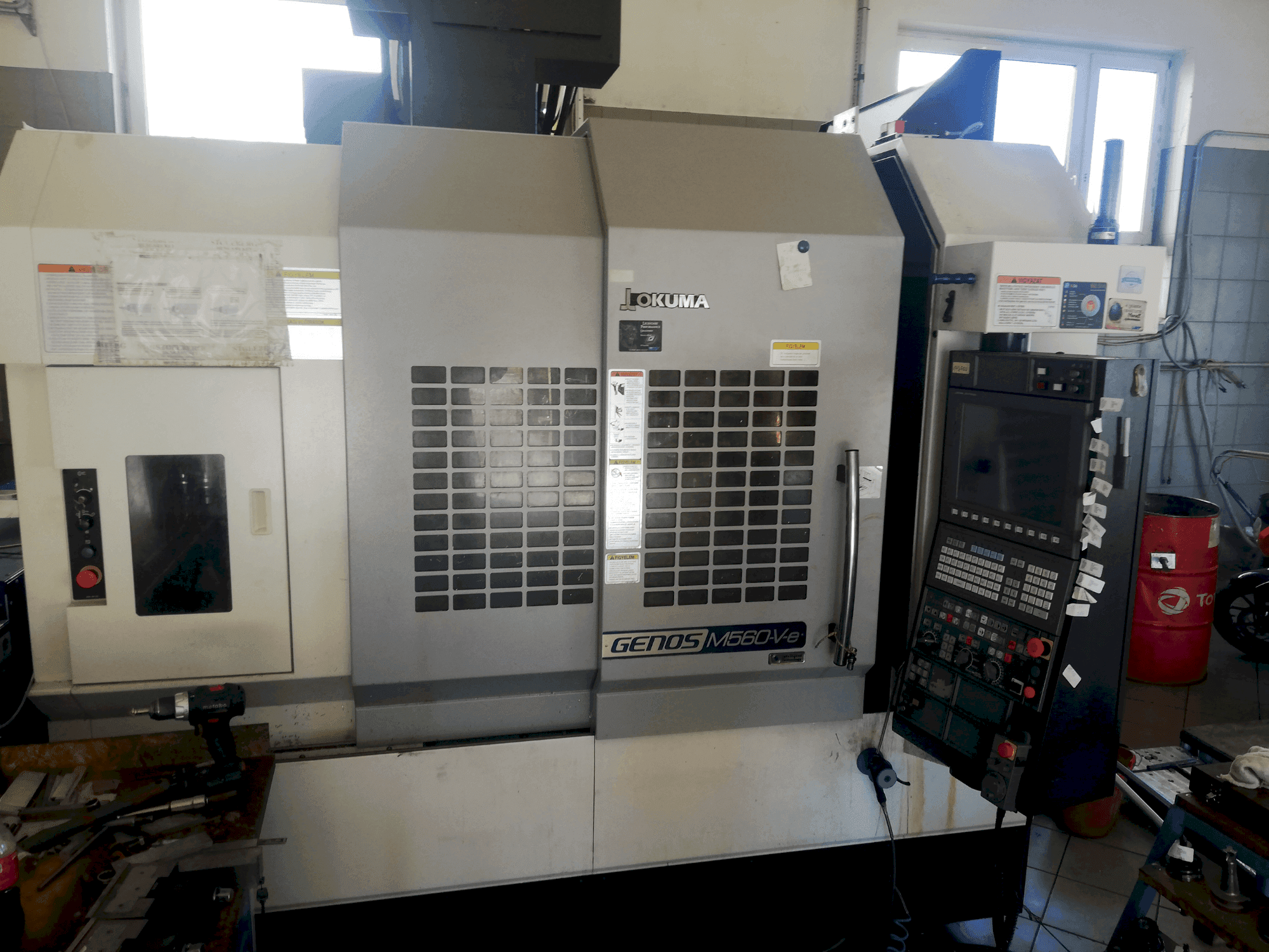 Vista Frontal da Okuma GENOS M560V-e máquina