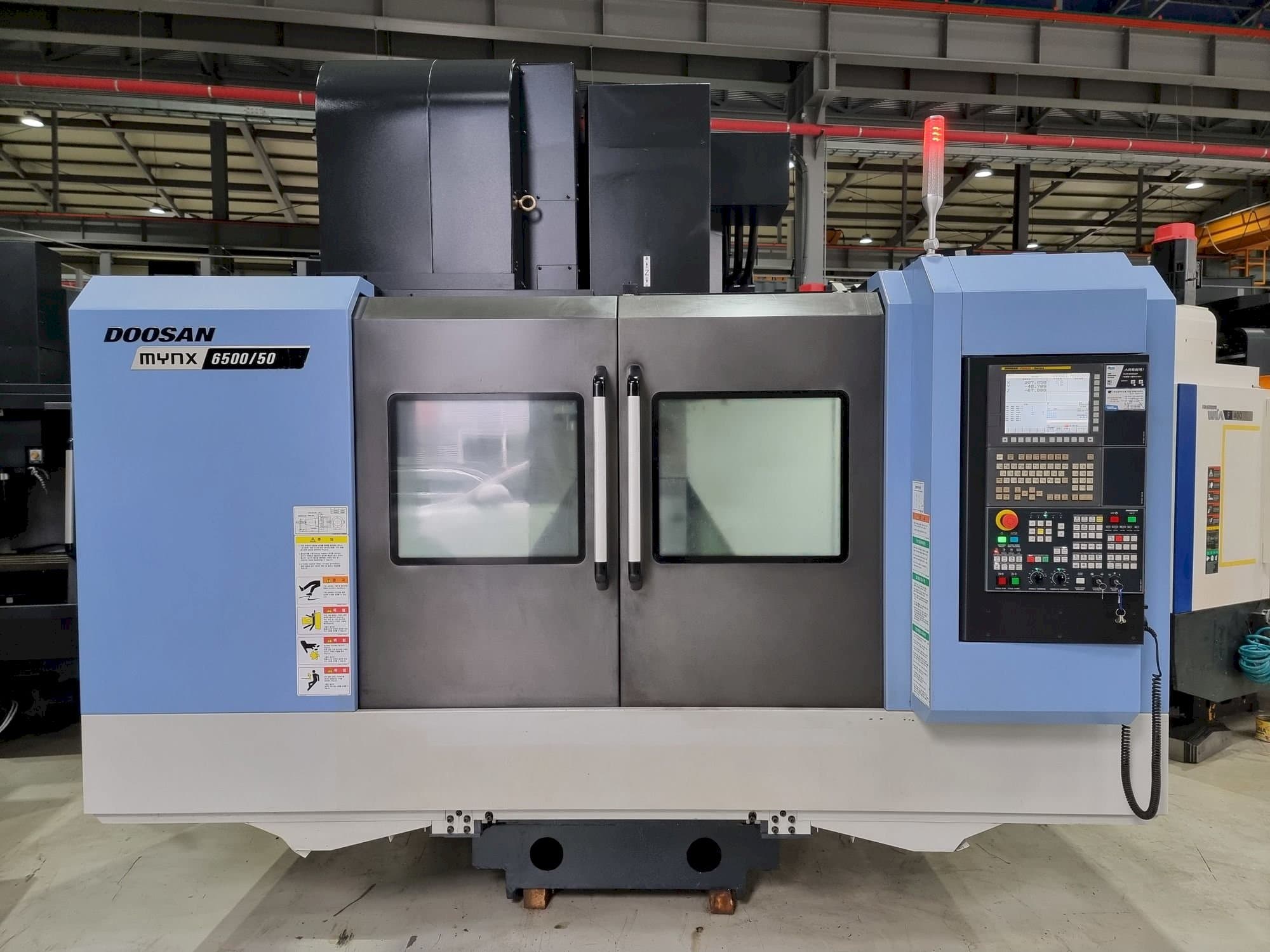 Vista Frontal da Doosan MYNX 6500/50 máquina