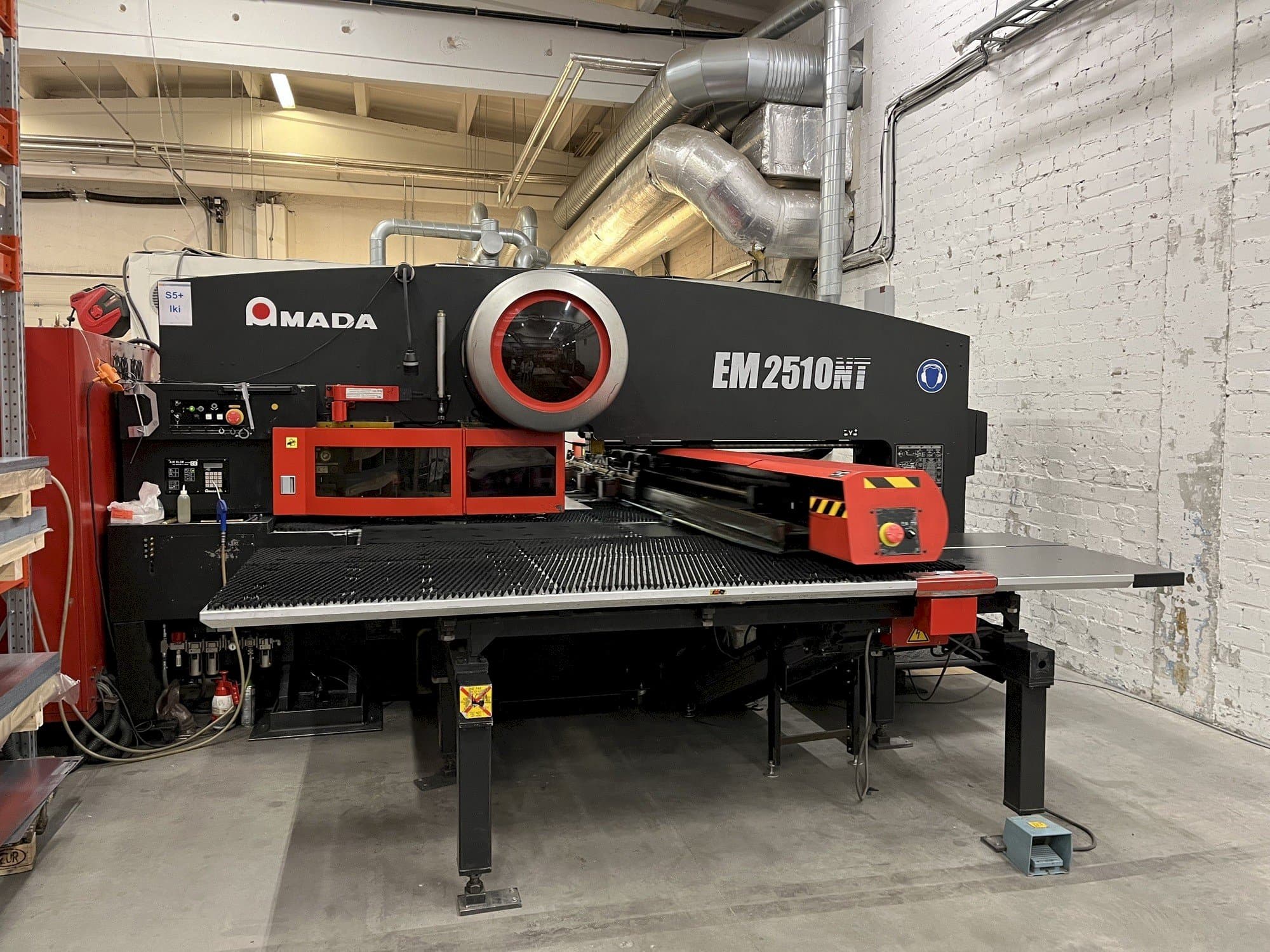 Vista Frontal  da AMADA EM2510NT  máquina