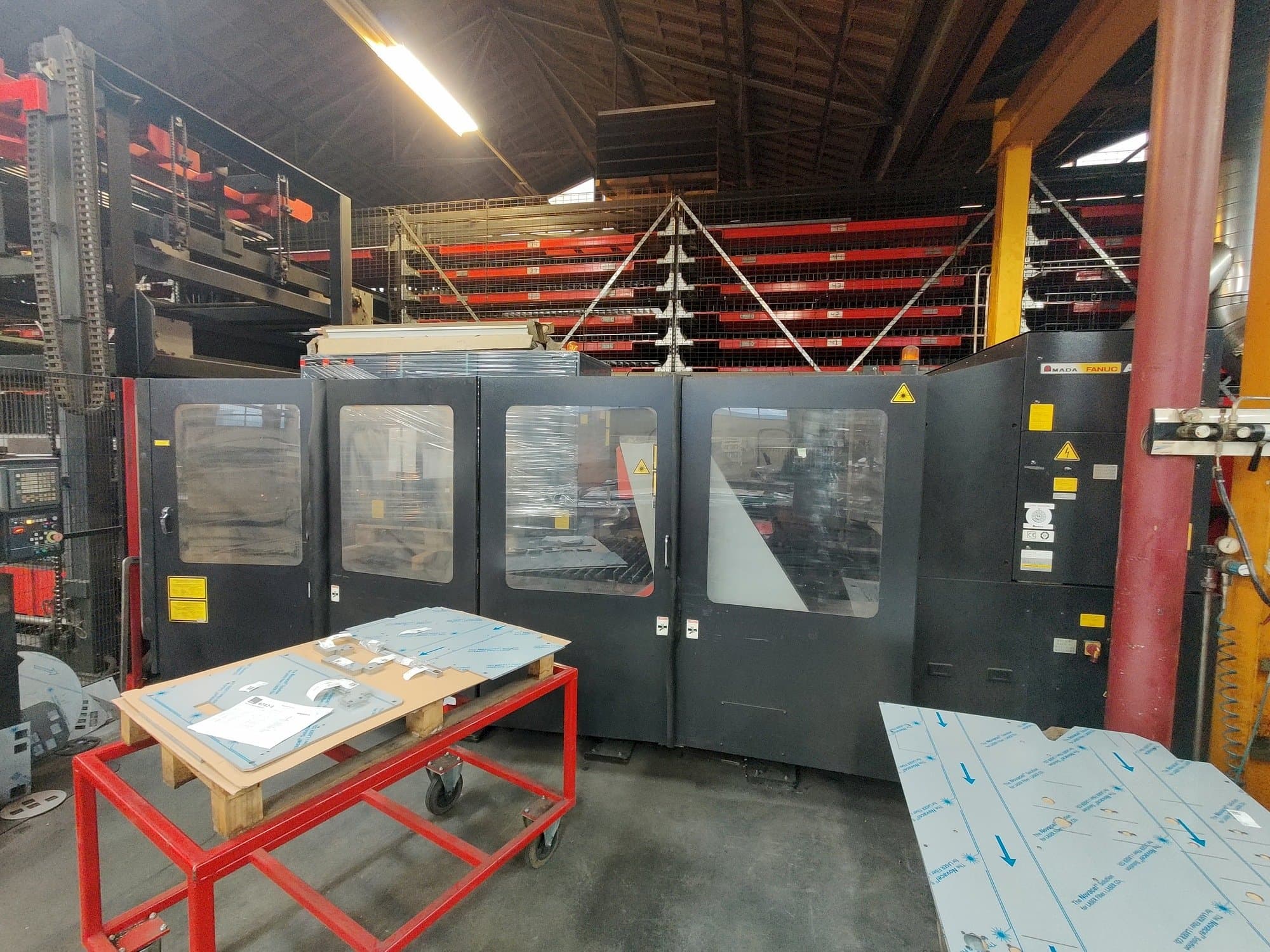 Vista Frontal da AMADA FO 3015 máquina