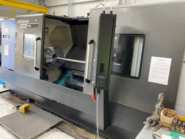 Vista Frontal da Doosan Puma 5100LB máquina