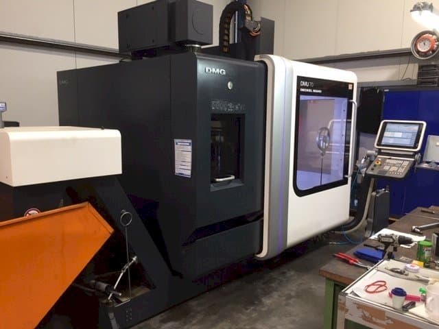 Vista Frontal da DECKEL MAHO DMU 70 máquina