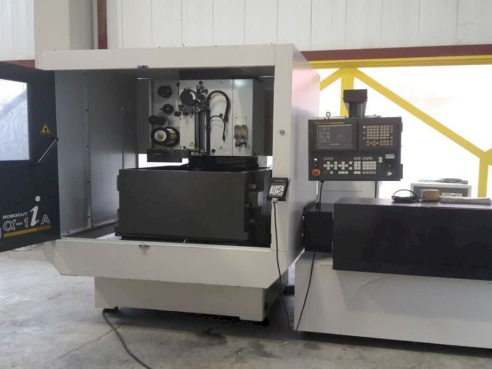 Vista Frontal da FANUC Robocut α-1iA máquina