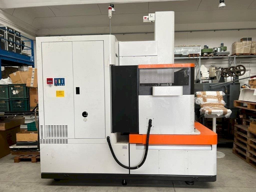 Vista Frontal da AgieCharmilles FORM 30 máquina