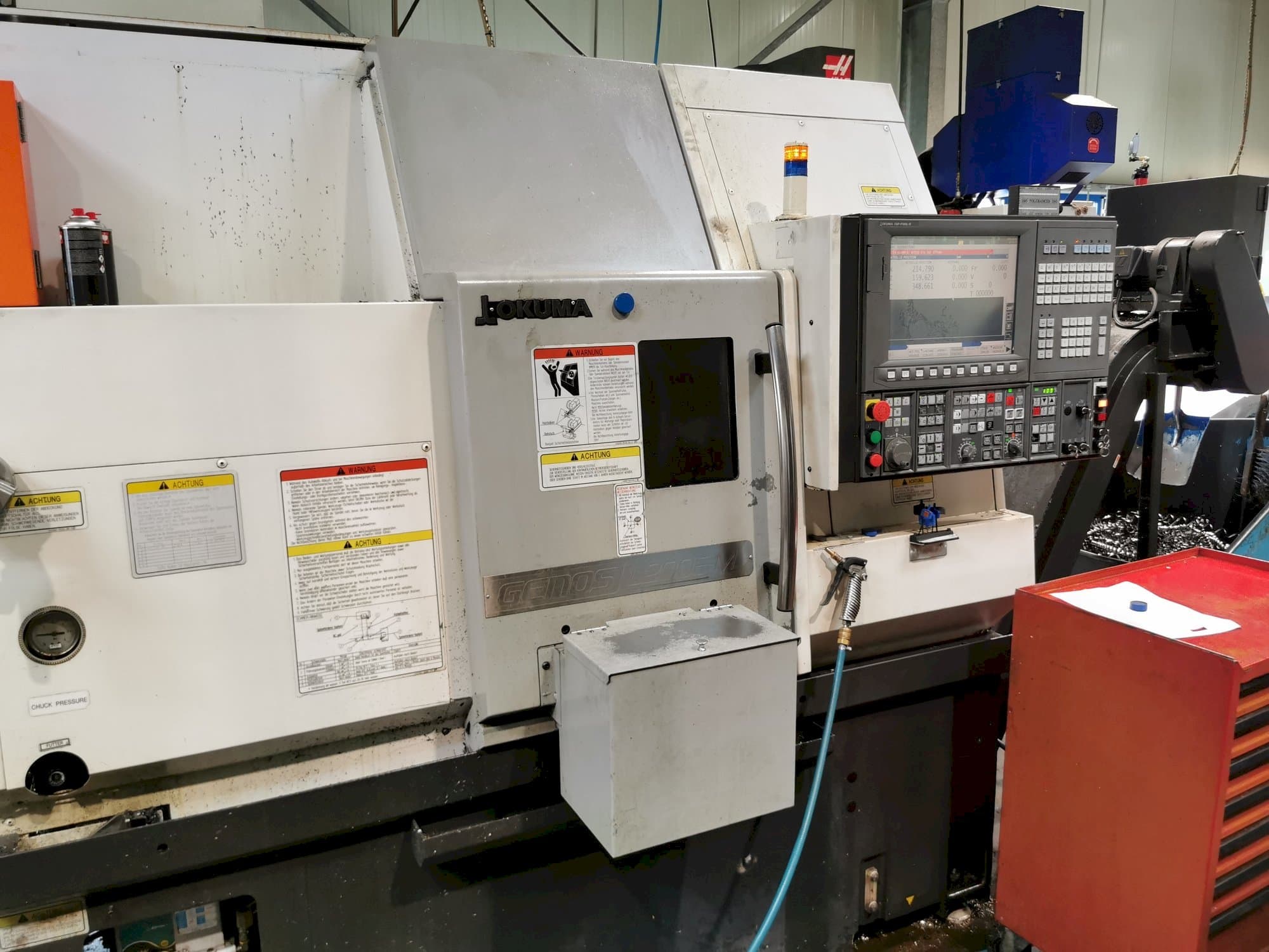 Vista Frontal  da Okuma GENOS L200E-MY  máquina