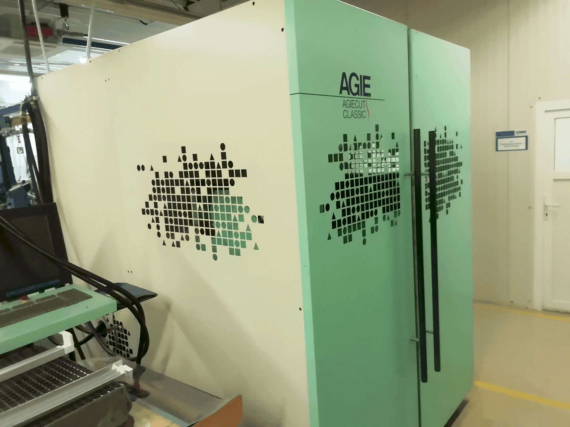 Vista Frontal da AGIE Agiecut máquina