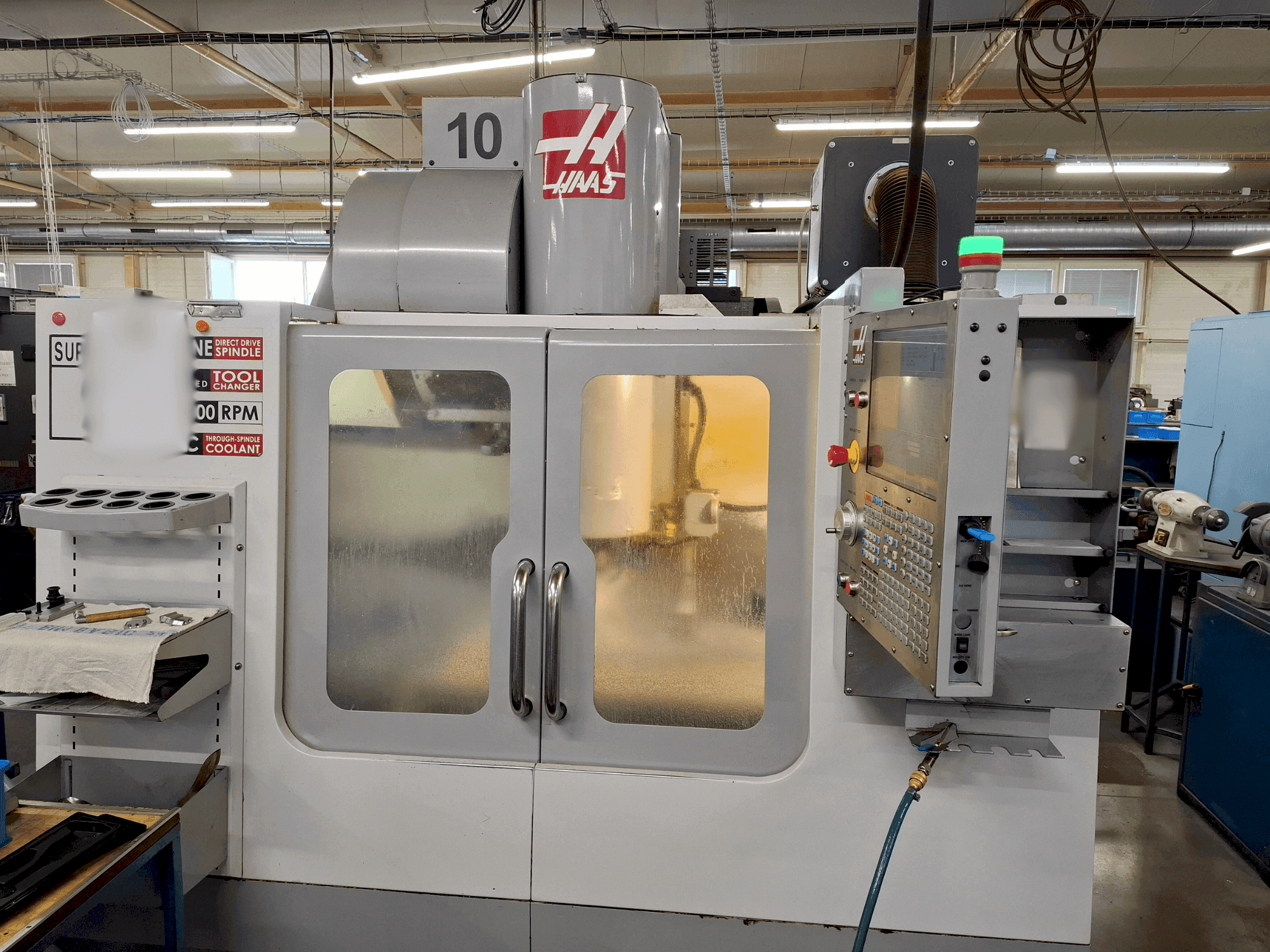 Vista Frontal da HAAS VF-2SSHE máquina