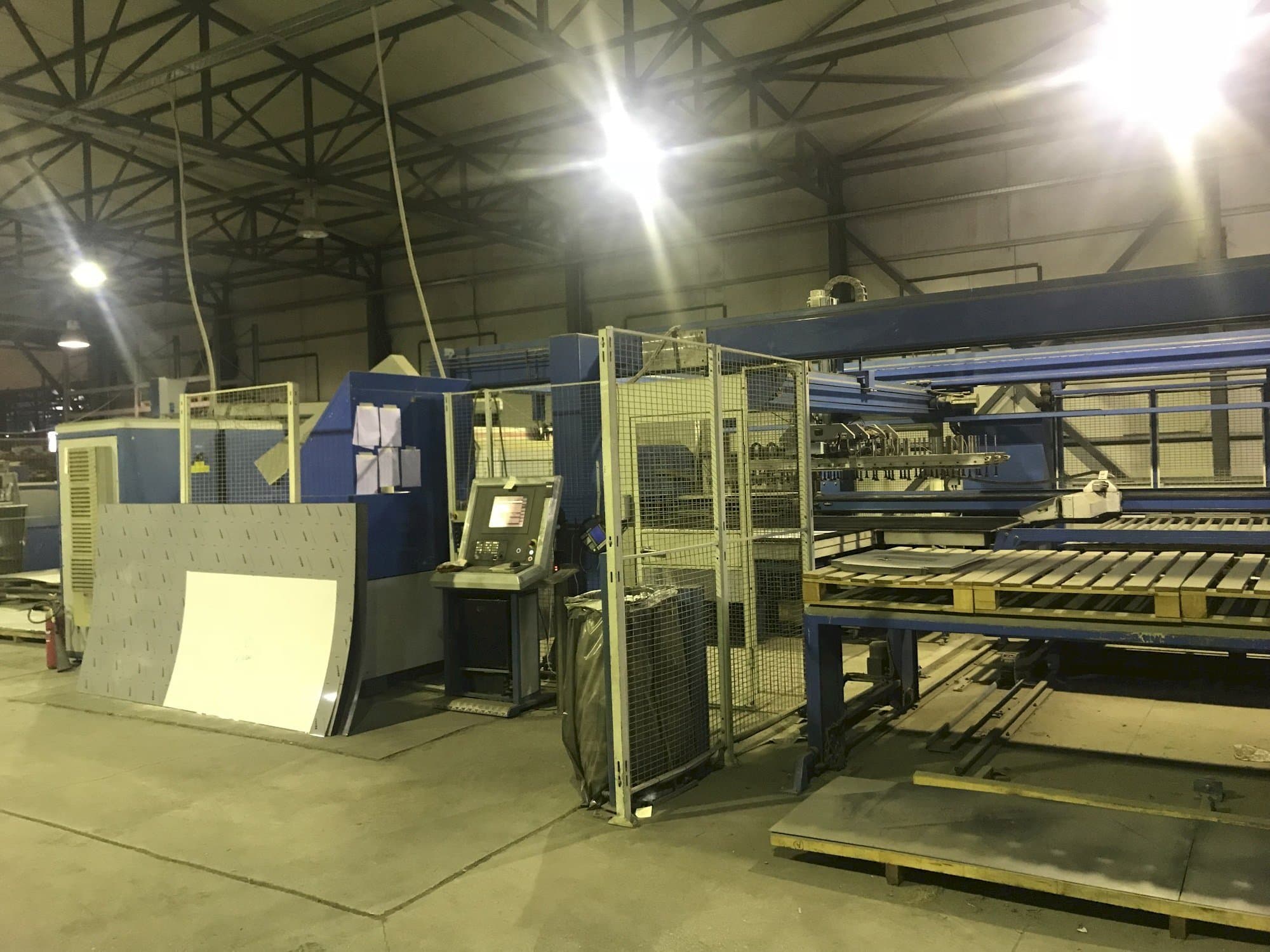 Vista Frontal da Finn-Power LP6 máquina