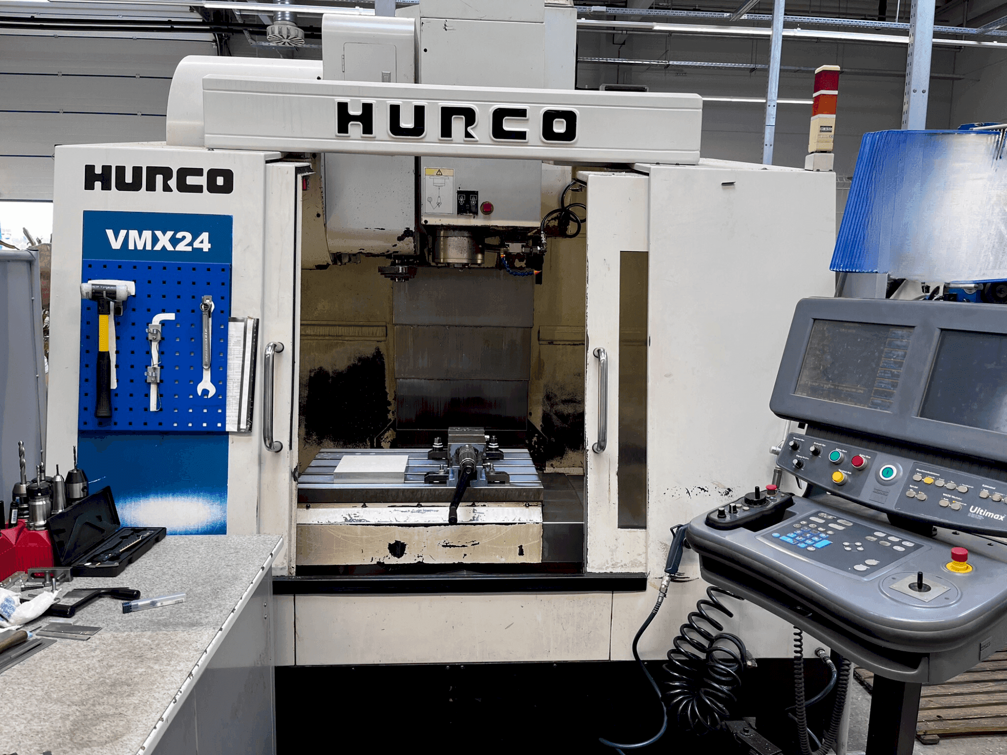 Vista Frontal da Hurco VMX 24 máquina