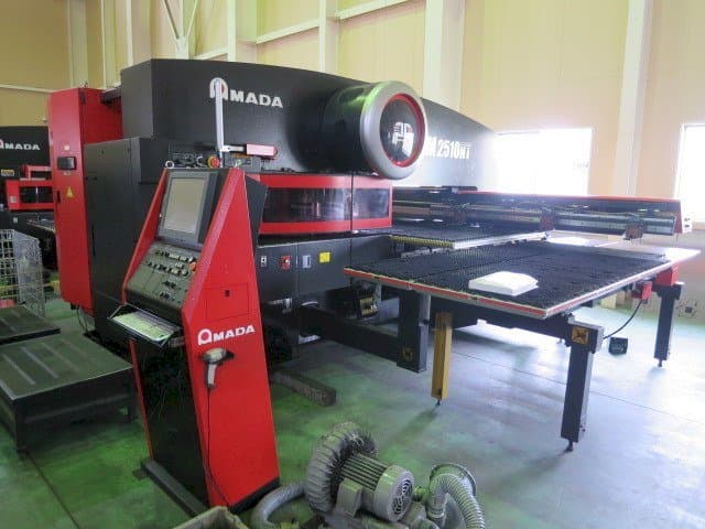 Vista Frontal da AMADA EM 2510NT máquina