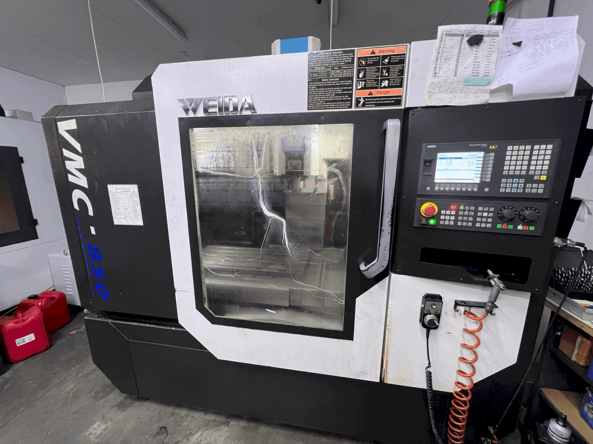 Vista Frontal da WEIDA VMC850 máquina