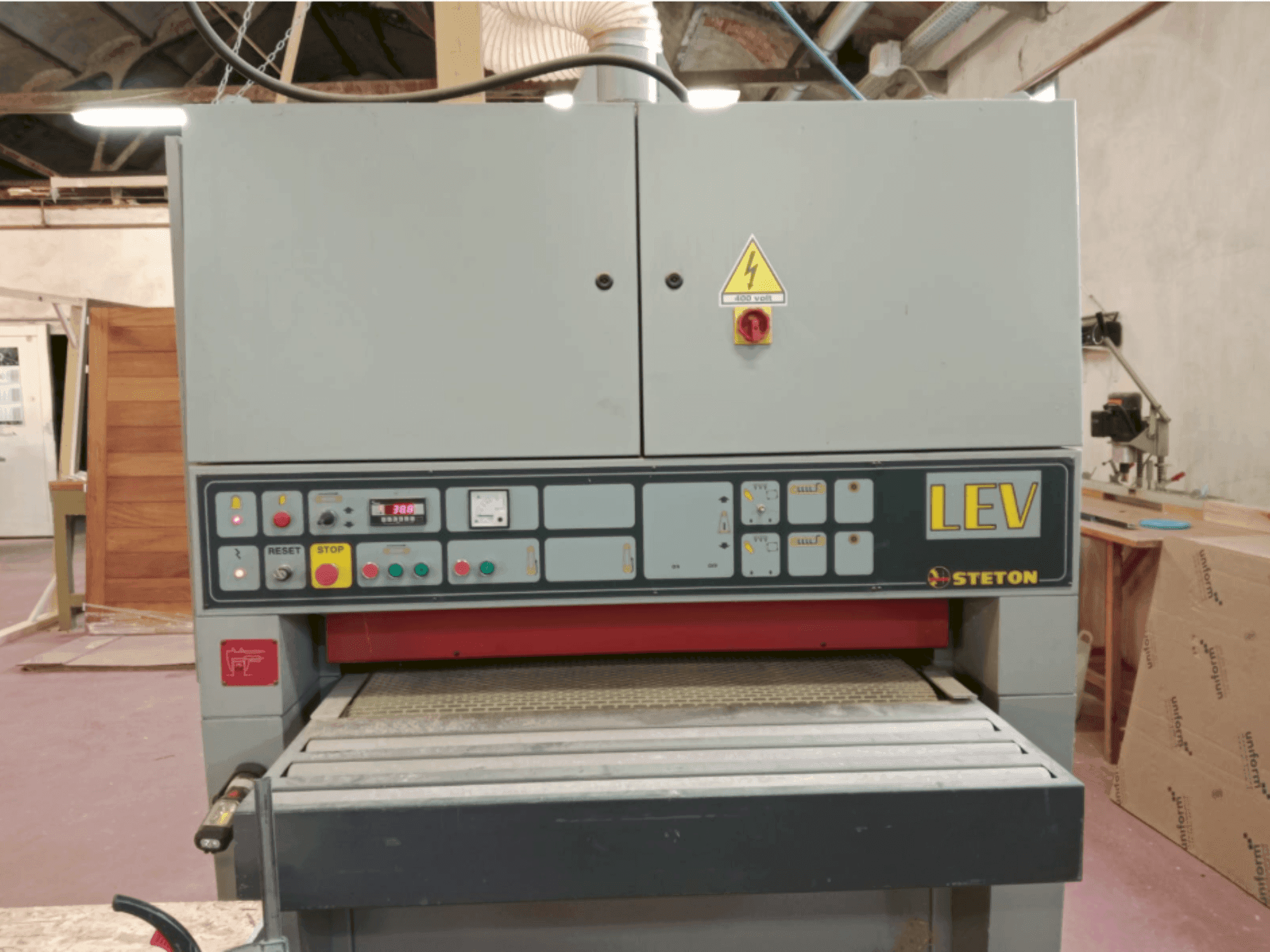 Vista Frontal da STETON LEV2RR máquina