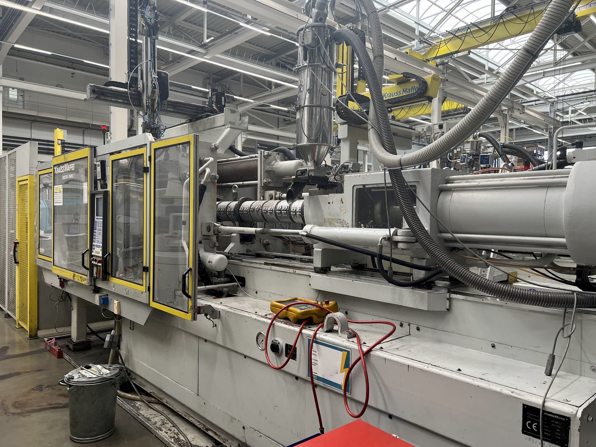 Vista Frontal da Krauss Maffei KM 250 máquina