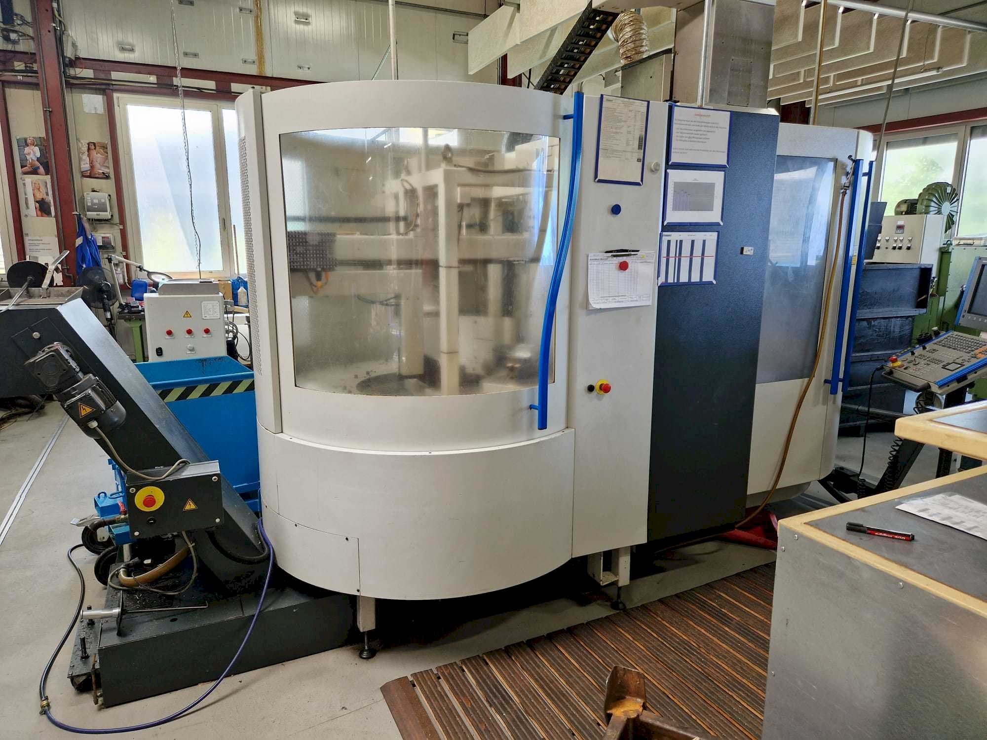 Vista Frontal da MIKRON UCP600 Vario máquina