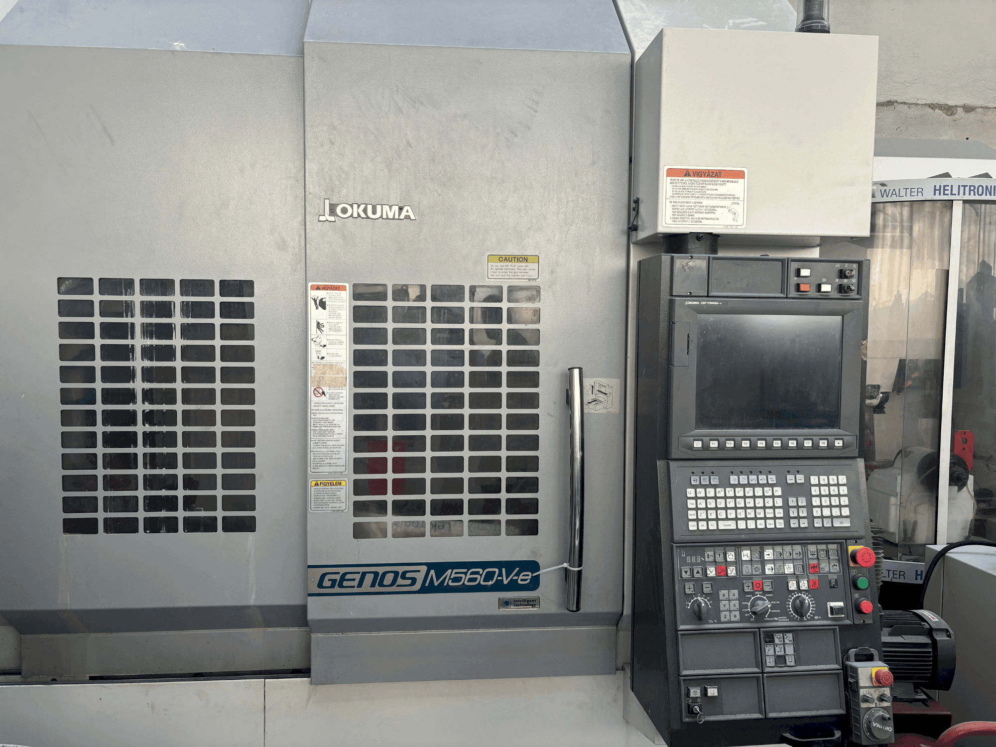 Vista Frontal da Okuma Genos M56-V-e máquina