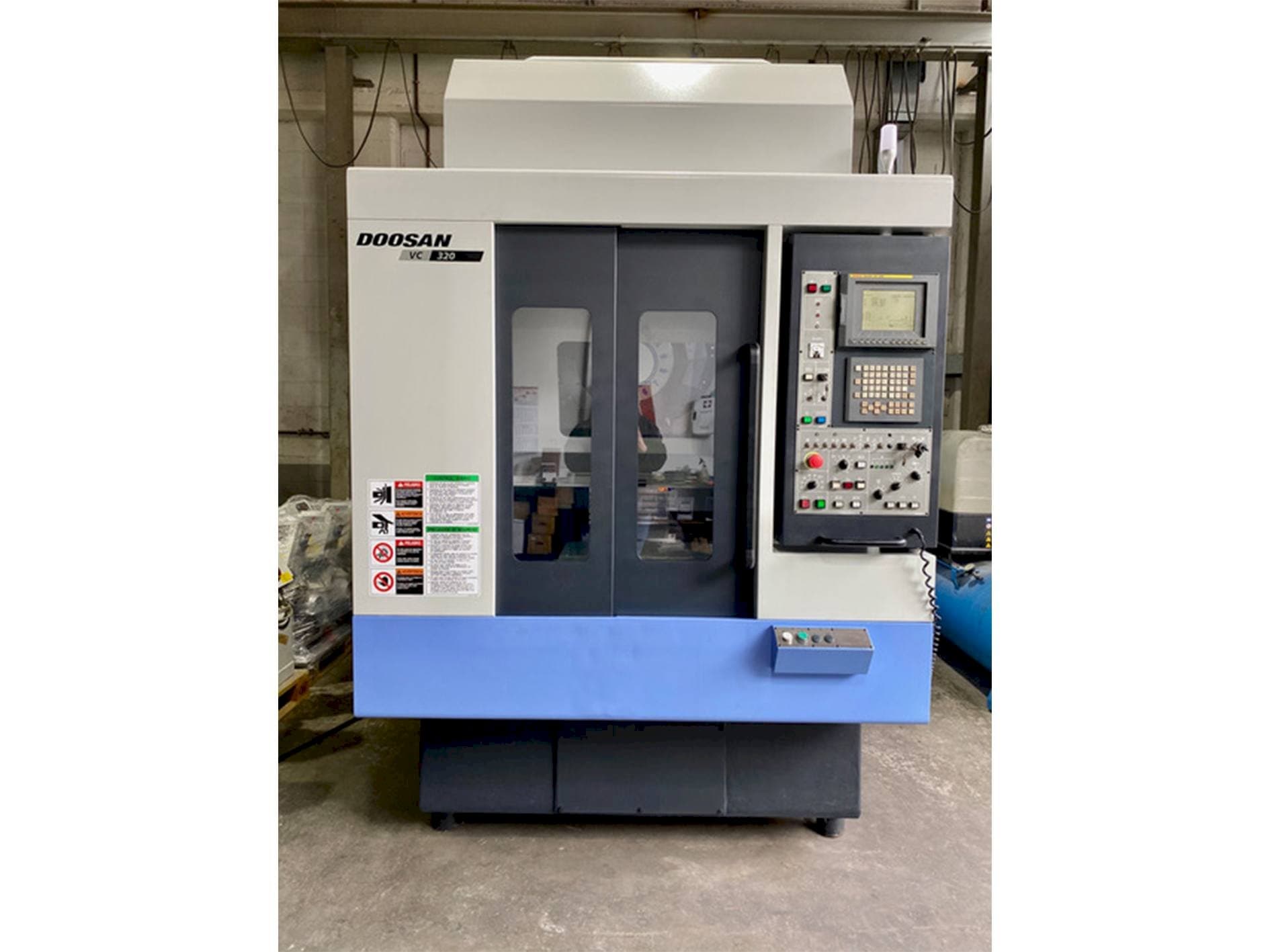 Vista Frontal da Doosan VC 320 máquina