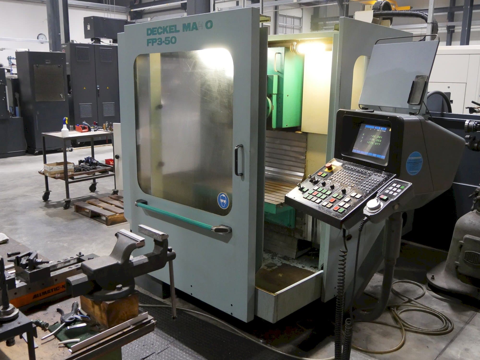 Vista Frontal  da DECKEL Maho FP3-50  máquina