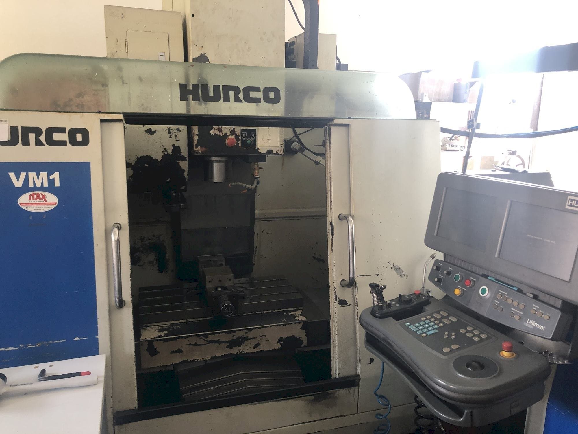 Vista Frontal da Hurco VM 1 máquina