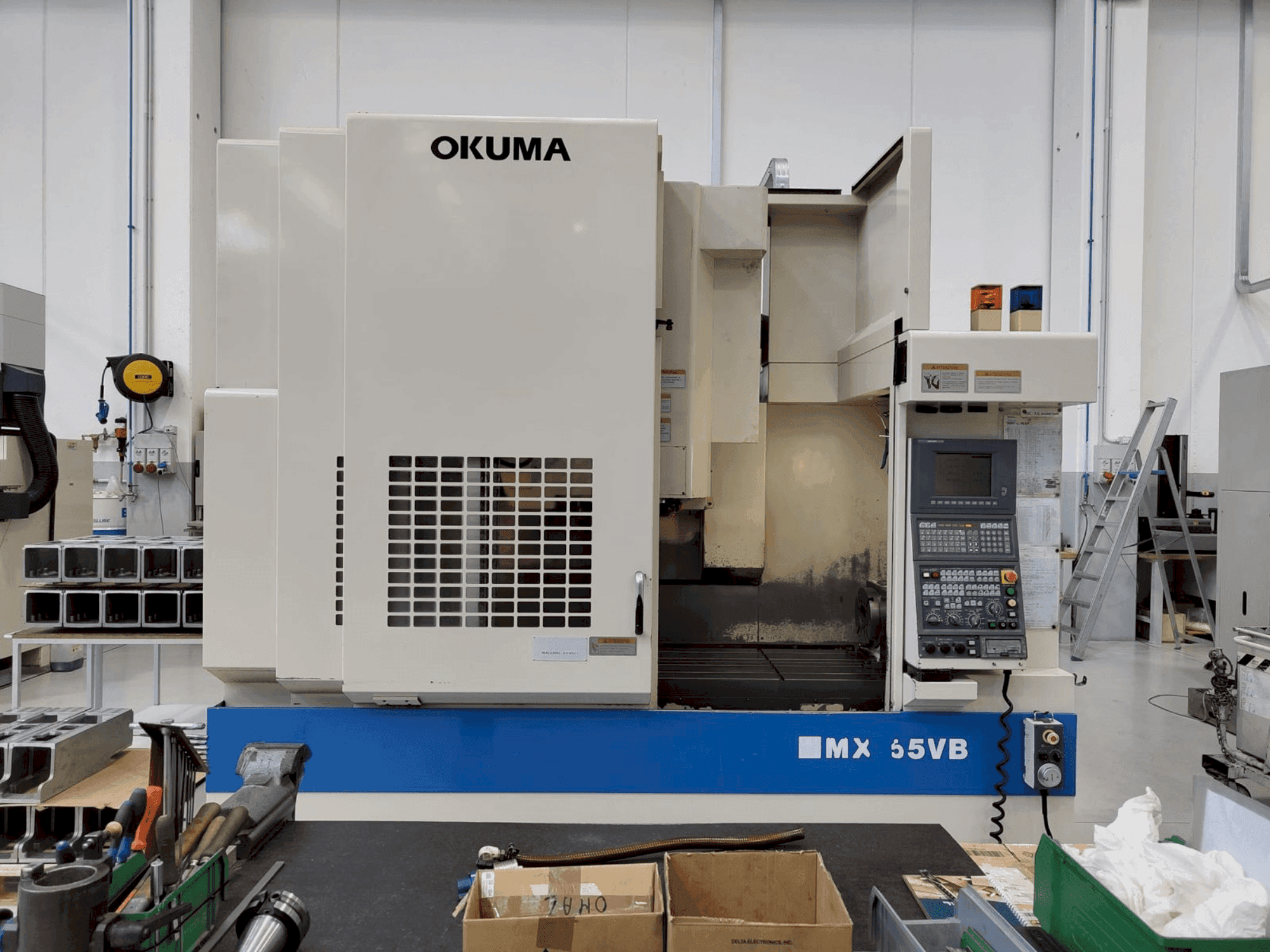 Vista Frontal da Okuma MX 55 VB máquina