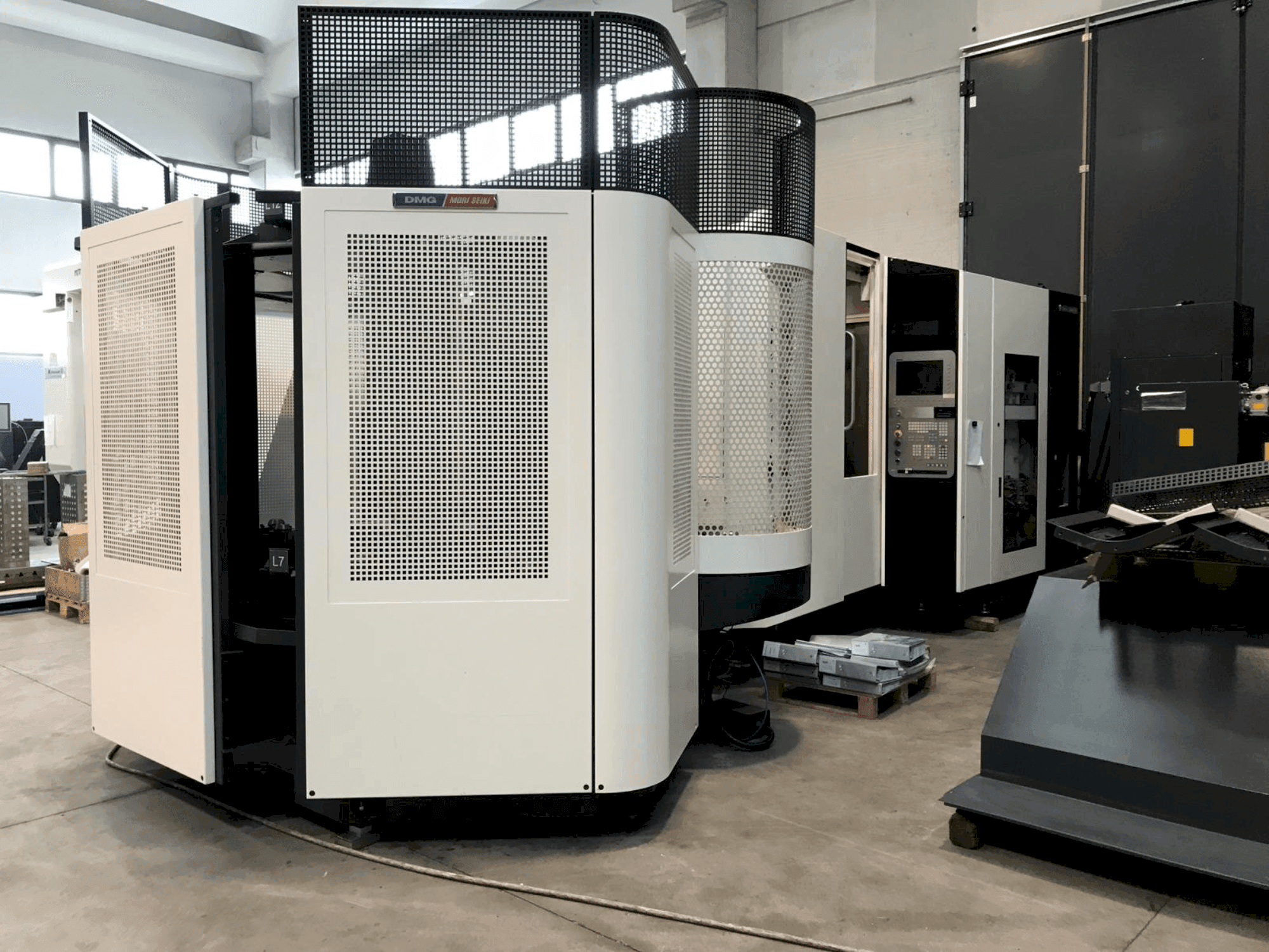 Vista Frontal  da DMG DECKEL MAHO DMC 60H Linear  máquina