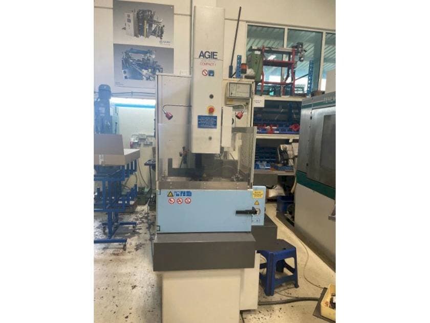 Vista Frontal  da AGIE Agietron Compact 1  máquina