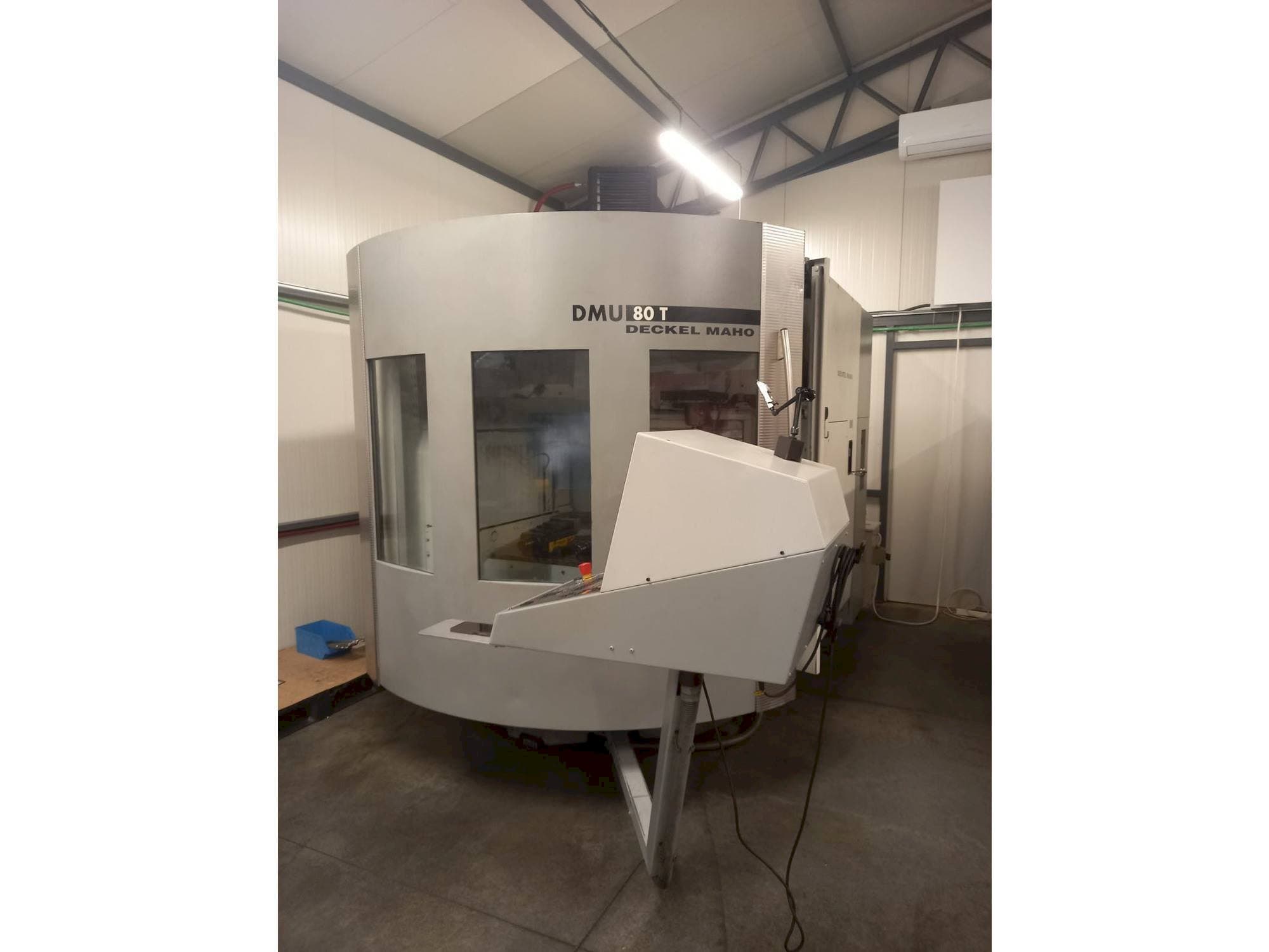 Vista Frontal da DECKEL MAHO DMU 80T máquina