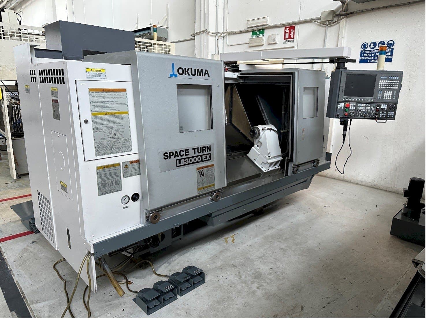 Vista Frontal  da Okuma LB 3000 EX  máquina
