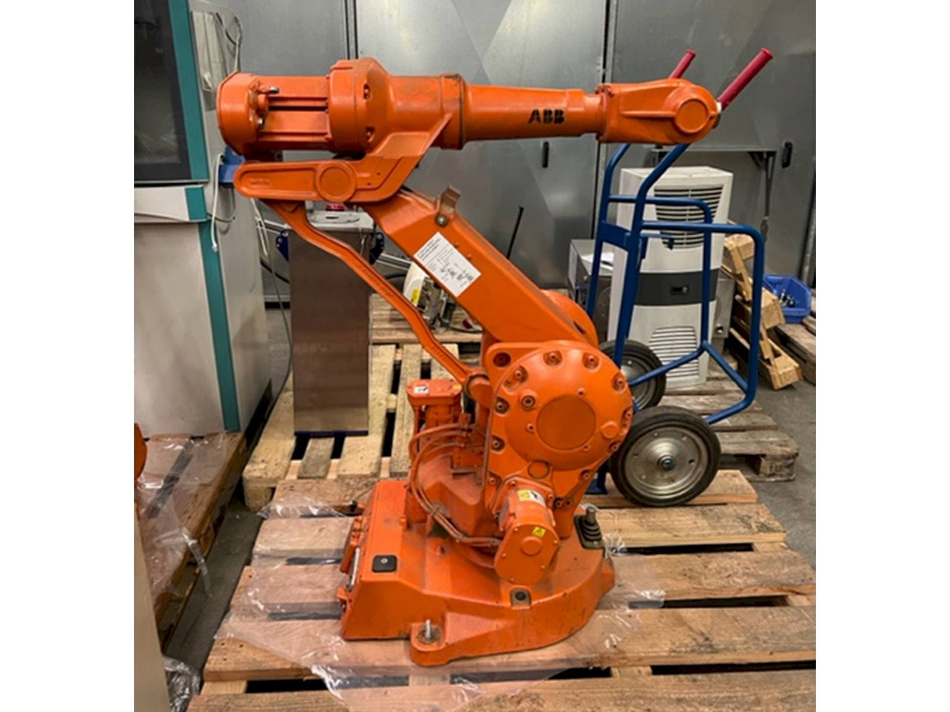 Vista Frontal  da ABB IRB 2400/16 M2000  máquina