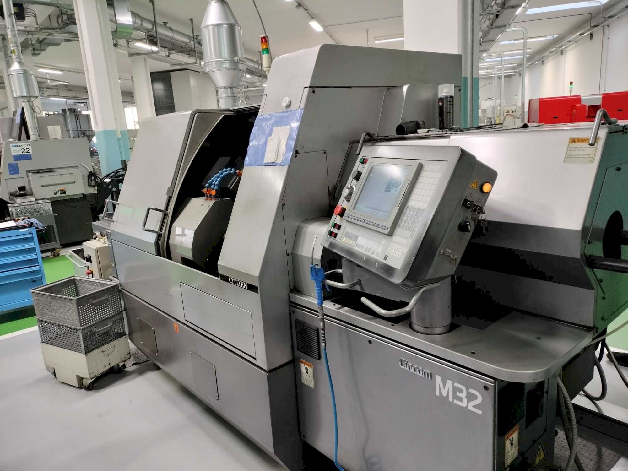 Vista Frontal da Citizen CINCOM M32V máquina