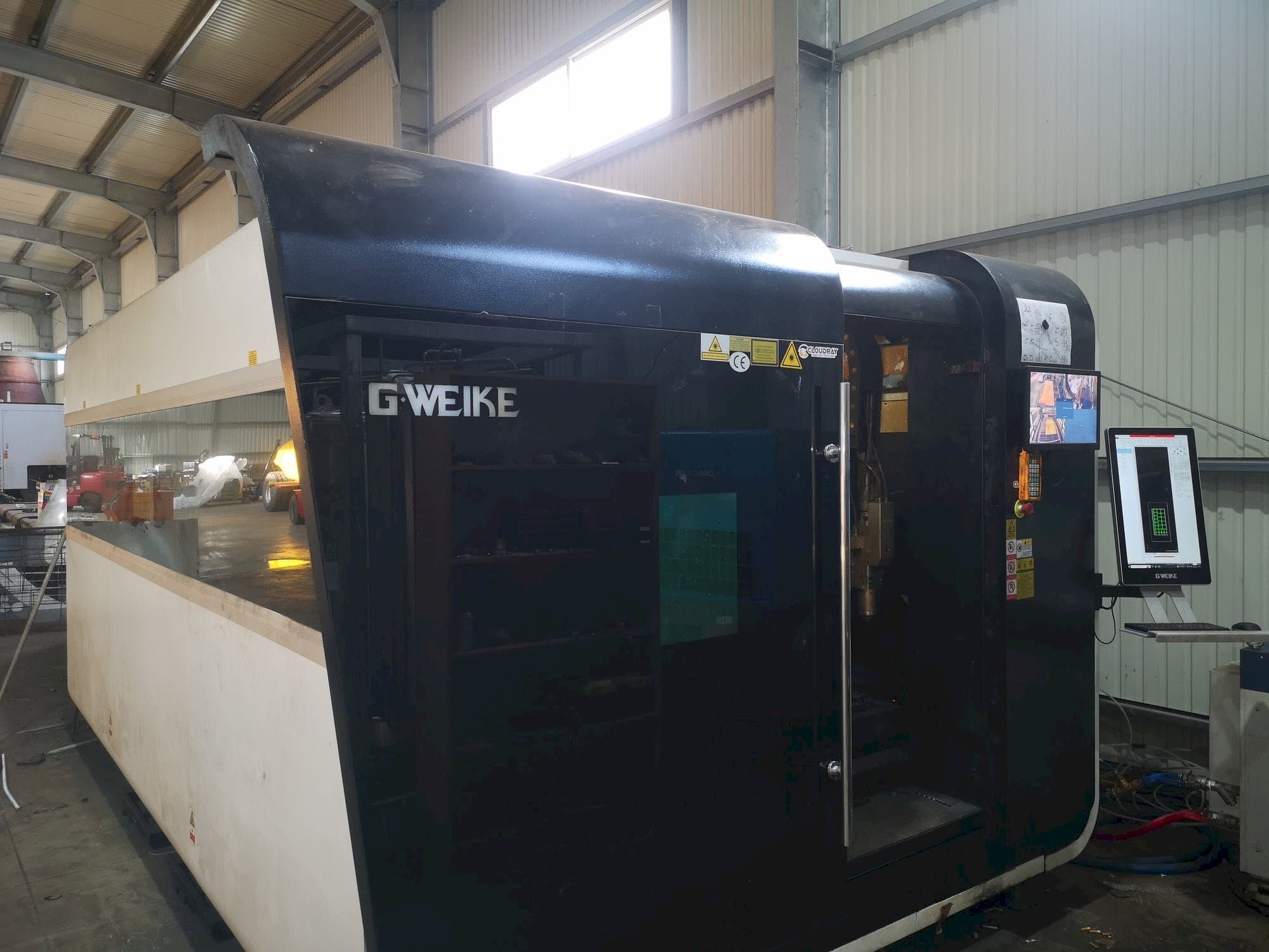 Vista Frontal  da GWEIKE LF 3015 GA CNC  máquina