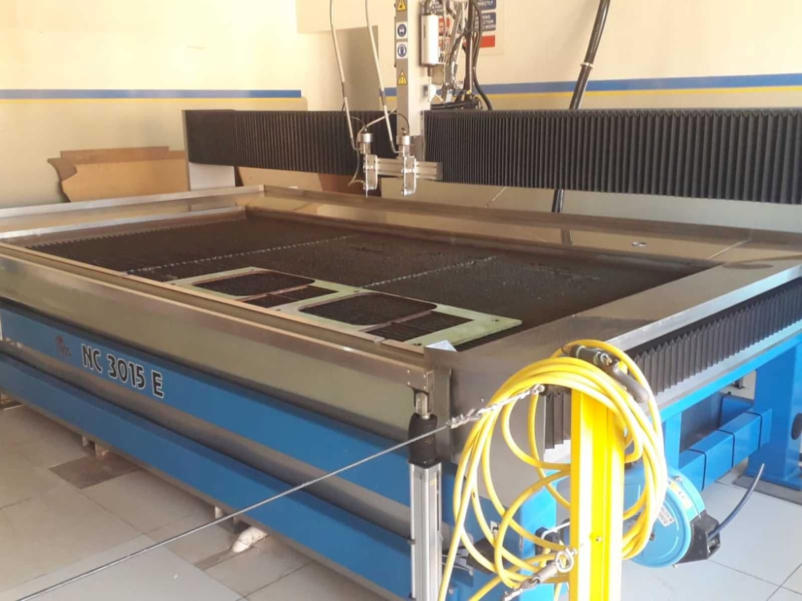 Vista Frontal da Waterjet Sweeden NC 3015 e máquina