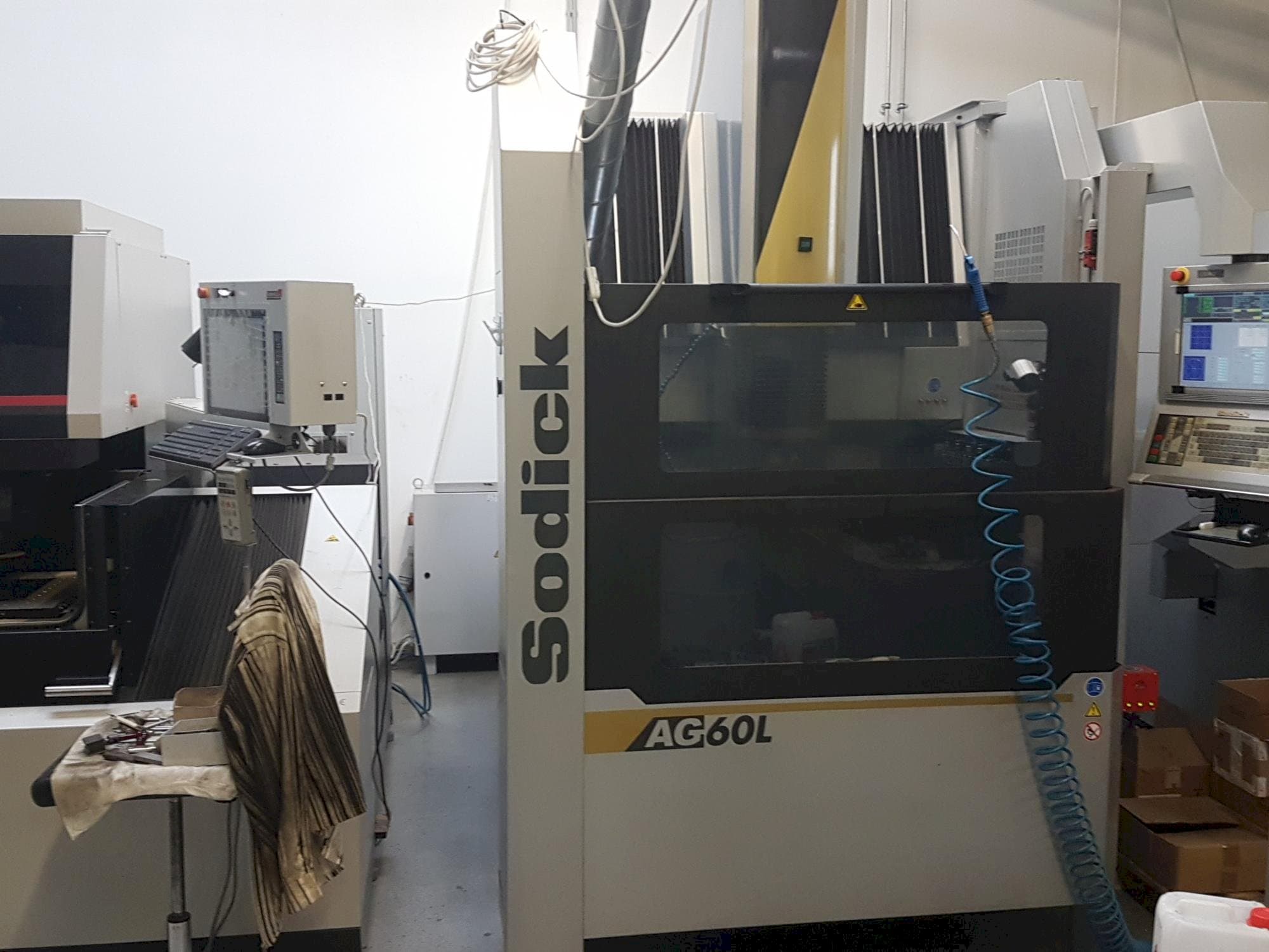 Vista Frontal da Sodick AG60L máquina