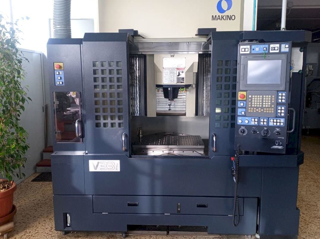 Vista Frontal  da Makino V33i A15F  máquina