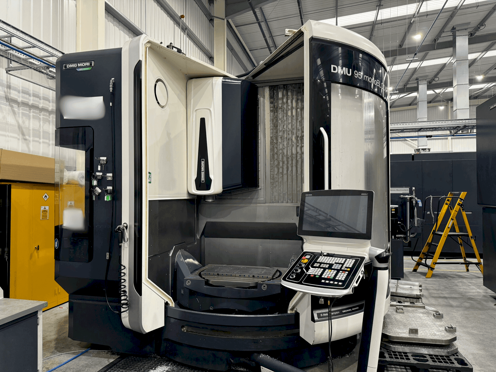 Vista Frontal  da DMG MORI DMU 95 monoBLOCK  máquina