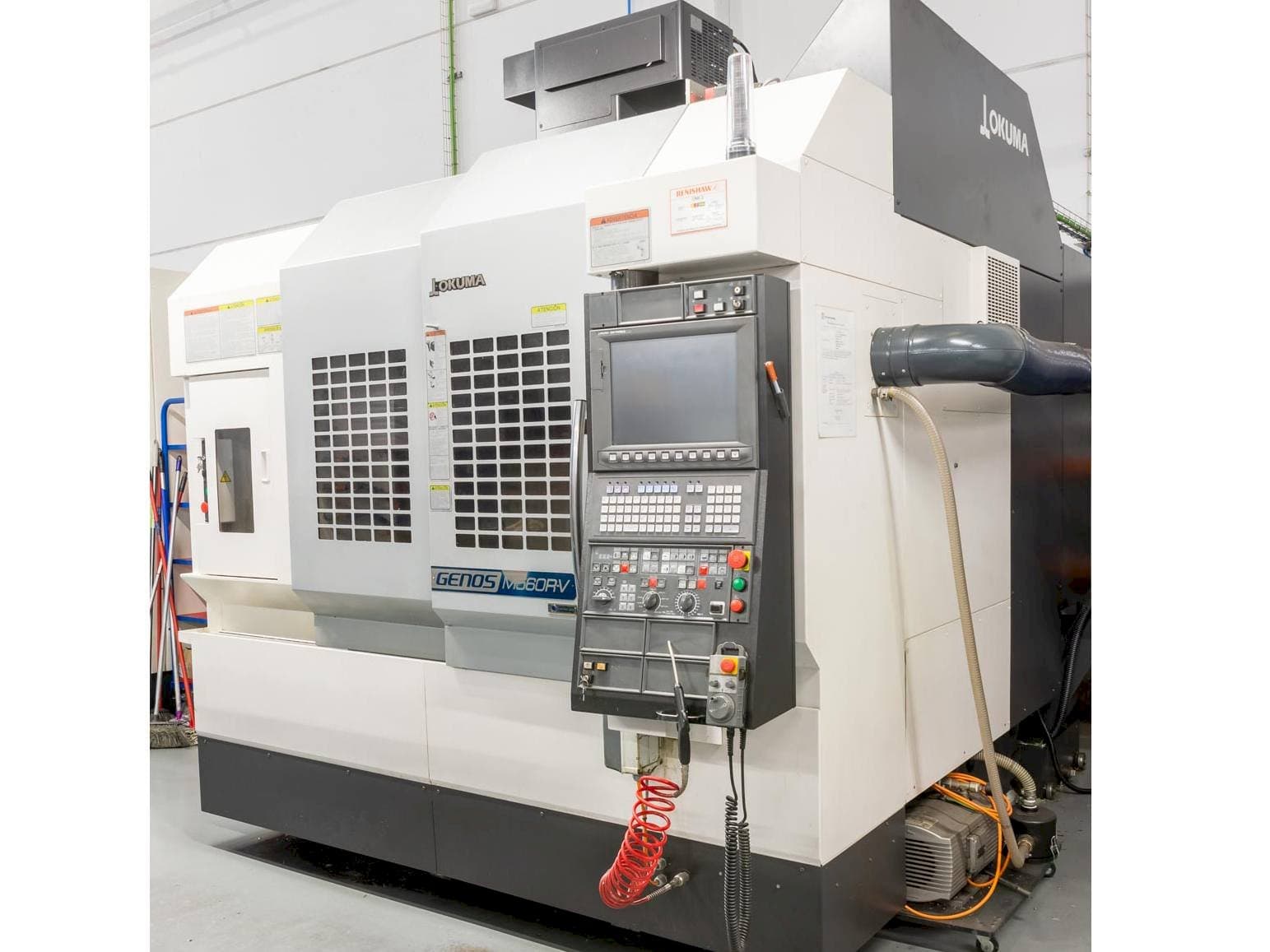 Vista Frontal da Okuma Genos M560R-V máquina