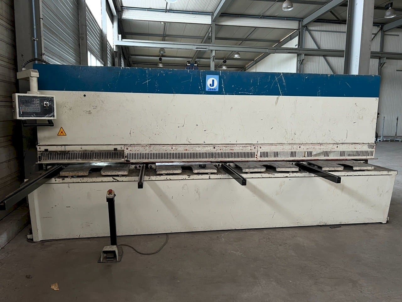 Vista Frontal da JORDI CH 413 máquina