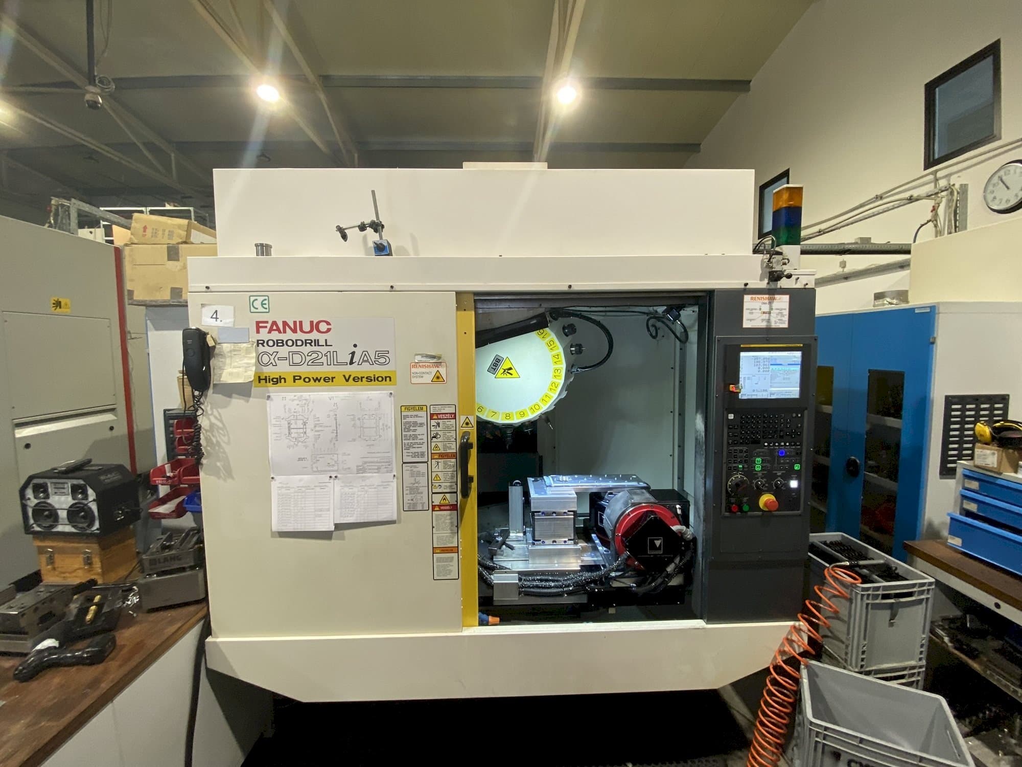 Vista Frontal da FANUC Robodrill Alpha D21LiB5 máquina