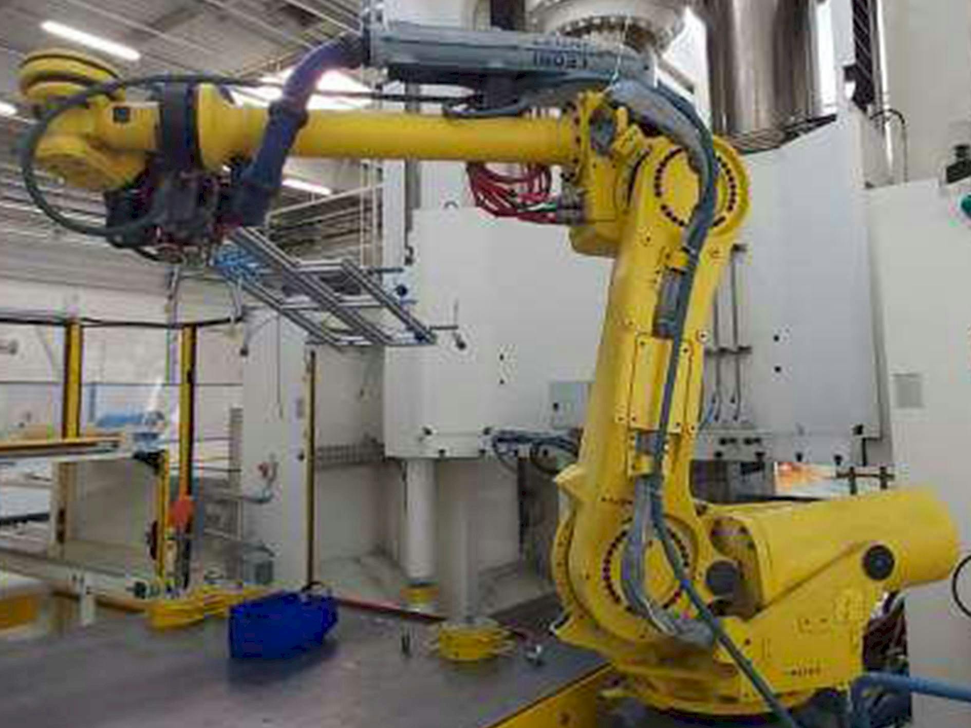 Vista Frontal  da FANUC Robot R-2000iB/185L  máquina