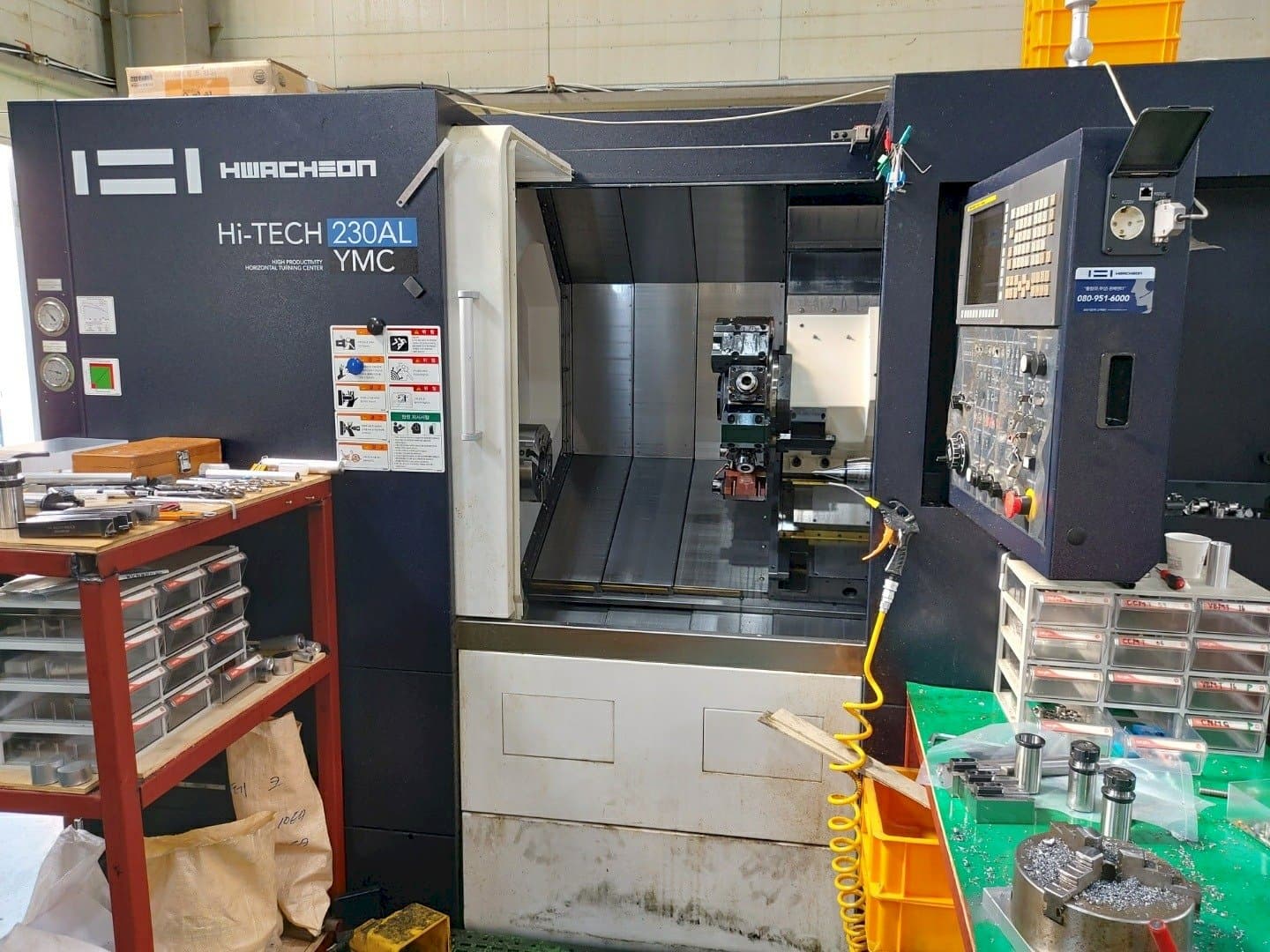 Vista Frontal da HWACHEON Hi-TECH 230AL YMC máquina