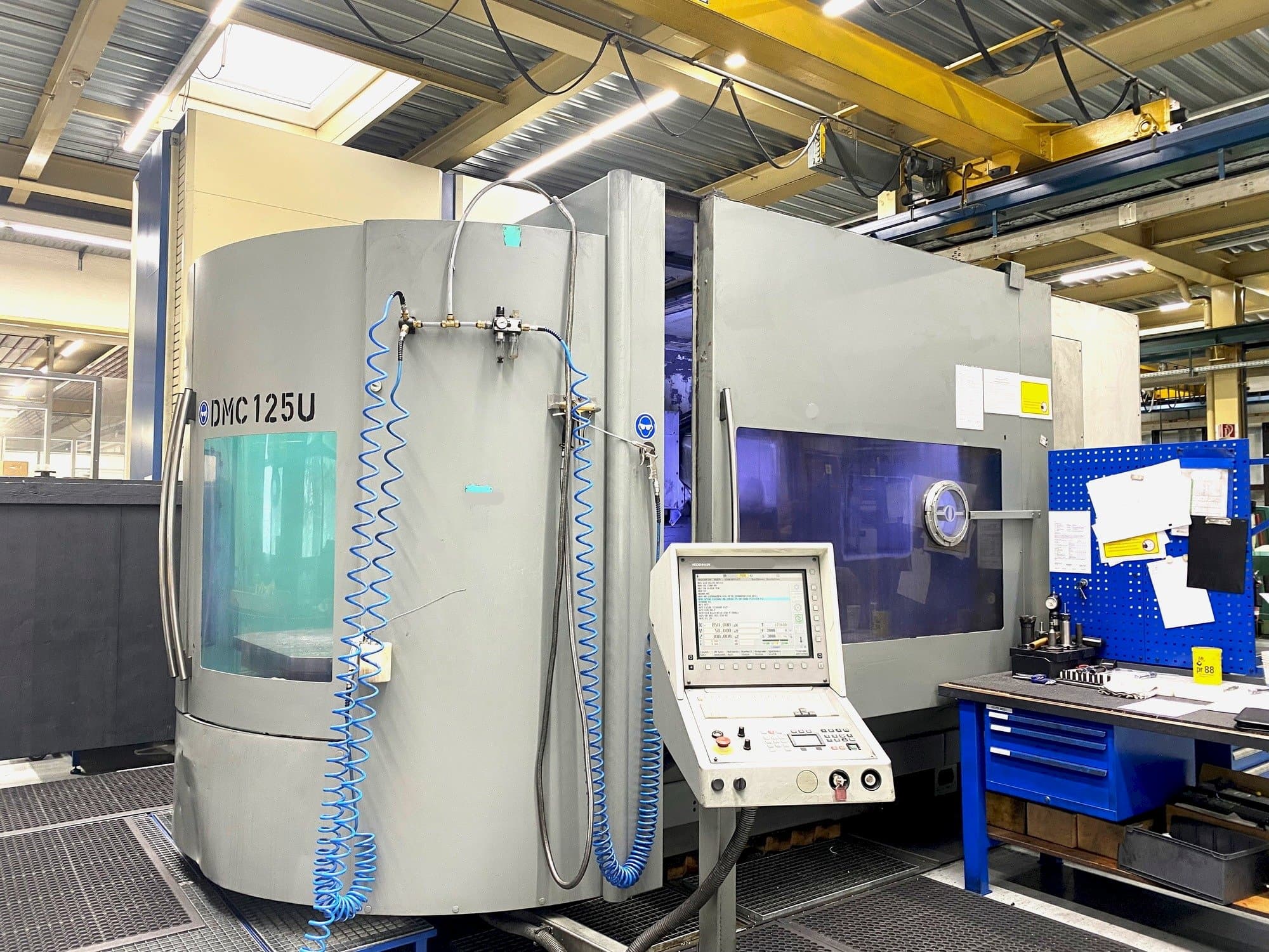 Vista Frontal  da DMG Deckel Maho DMC 125 U  máquina