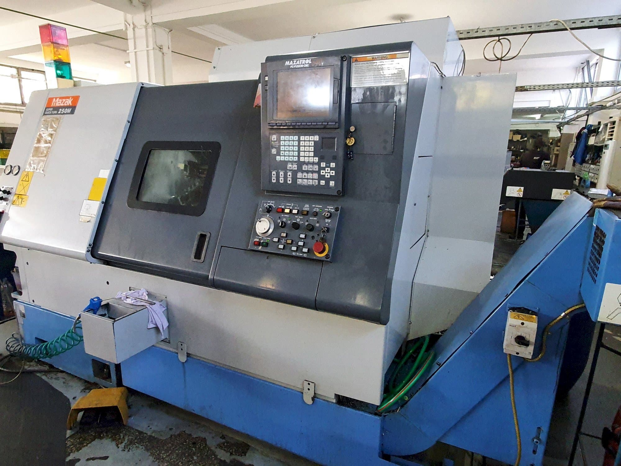Vista Frontal da Mazak SQT250M máquina