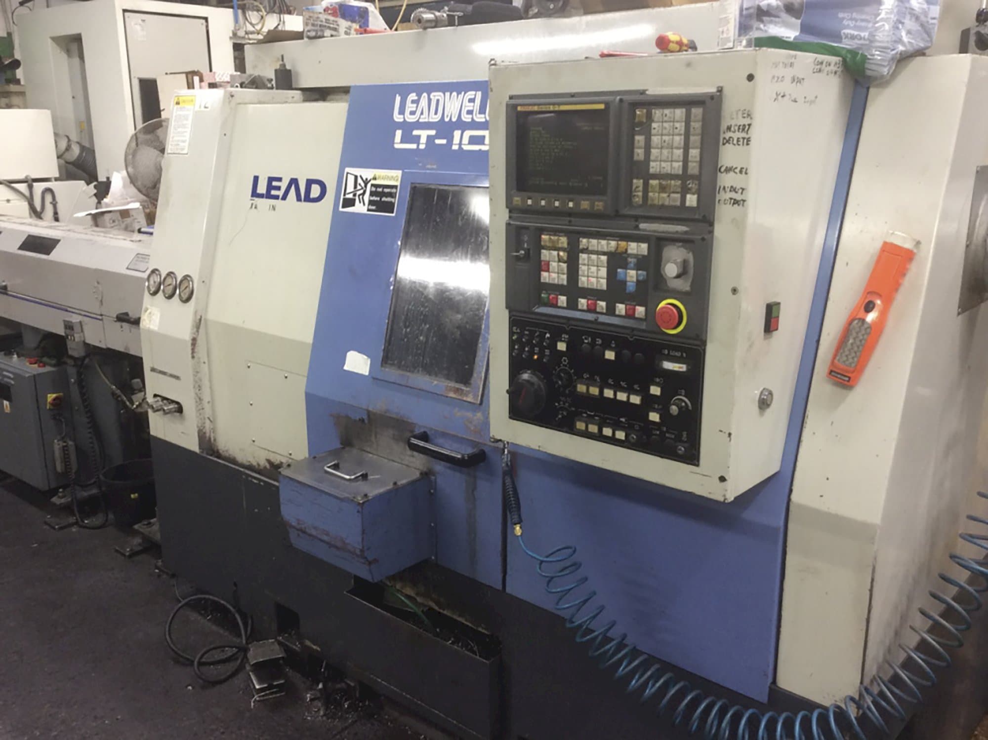 Vista Frontal  da Leadwell LT-10  máquina